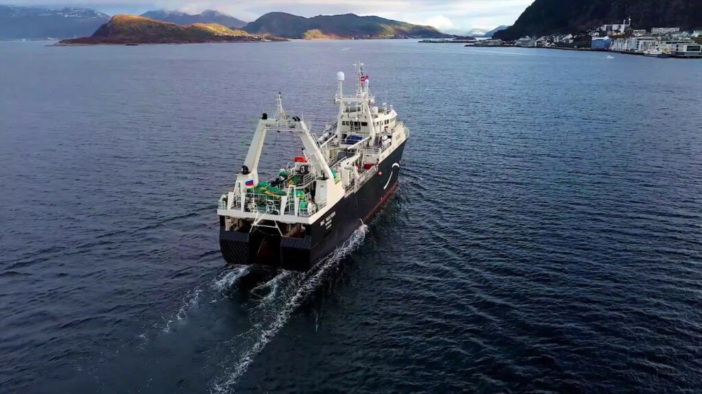 Российский экспорт рыбы и морепродуктов за январь-июль увеличился на 13% Российские производители в январе—июле отправили на экспорт 1,2 млн тонн рыбы и морепродуктов на общую сумму $3,1 млрд, что больше на 5% и 13% соответственно. Об этом, по информации «Коммерсанта», сообщил аналитический центр «Агроэкспорт». По данным Ассоциации судовладельцев рыбопромыслового флота, за январь—июнь импорт рыбы и морепродуктов увеличился на 3% год к году, до 1,1 млн тонн. В денежном выражении показатель прибавил 15%, до $2,8 млрд. Это позволило отыграть прошлогоднее падение, вернувшись к значениям 2023 года, отмечают аналитики. Ранее ситуация была противоположной. За весь 2024 год поставки за границу составили 1,9 млн тонн, сумма экспорта — $4,9 млрд, оценивали ранее в Росрыболовстве. Это меньше соответственно на 13,6% и 15,5% год к году. О развороте негативного тренда, по мнению участников рынка, говорить пока преждевременно. Президент Всероссийской ассоциации рыбопромышленников Герман Зверев считает, что данные «Агроэкспорта» дезориентируют: ключевые рынки сбыта, в том числе ЕС, не показывают увеличения натуральных поставок. В АСРФ отмечают, что экспорт затрудняют различные ограничения. Перечень барьеров растет, в санкционные списки включают экспортеров, поясняют там. Подписаться на «Медиапалубу»