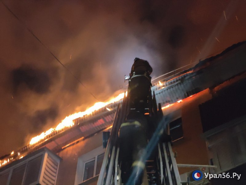 Работа героев пожарных в нашем канале MAX Полное видео смотрите по ссылке Напомним сильнейший пожар произошел в жилом доме в Оренбурге Сначала загорелась квартира а затем огонь охватил всю крышу крыша 5 этажки в переулке Больничном Жители эвакуированы вернуться домой они пока не смогут