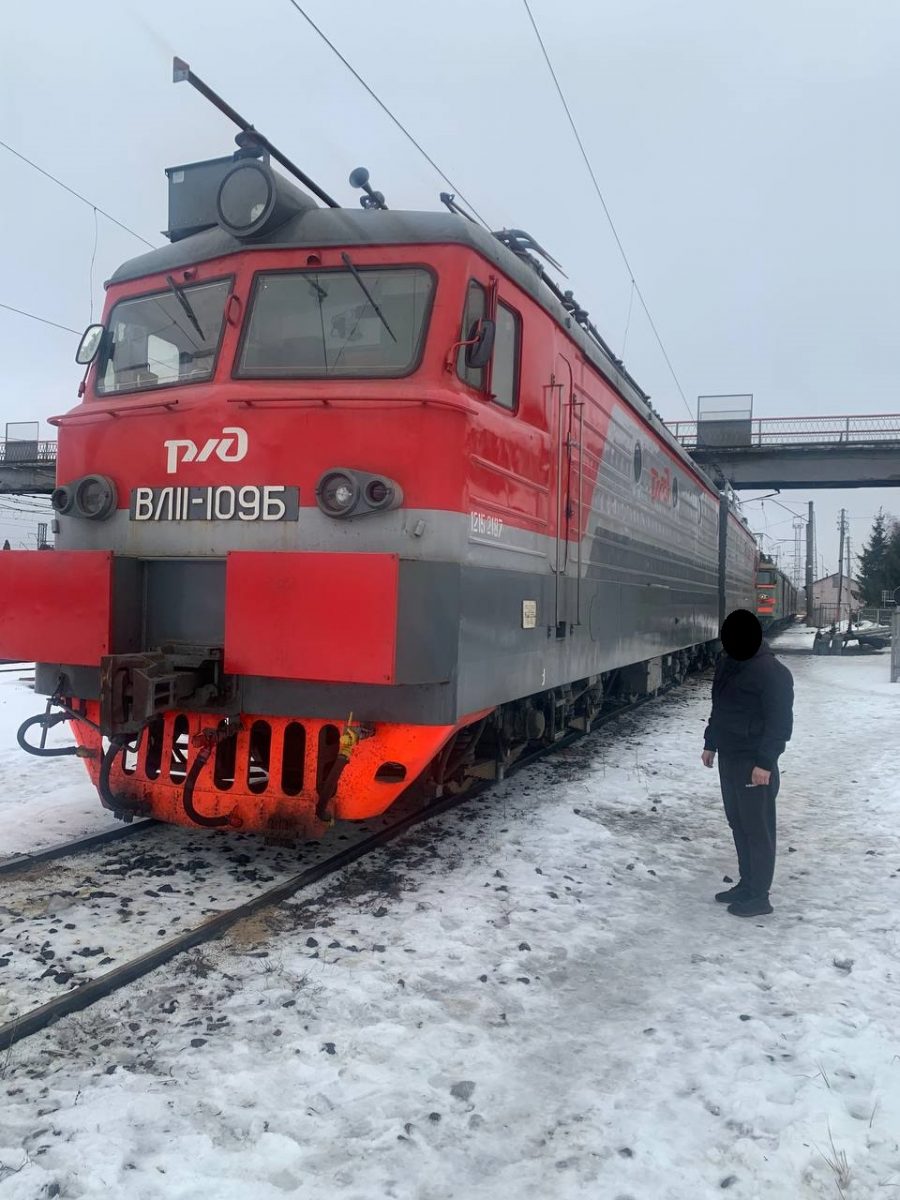 Орловские транспортные полицейские задержали местного жителя за кражу из электровоза  Работник эксплуатационного локомотивного депо Орёл похитил имущество железнодорожной организации.