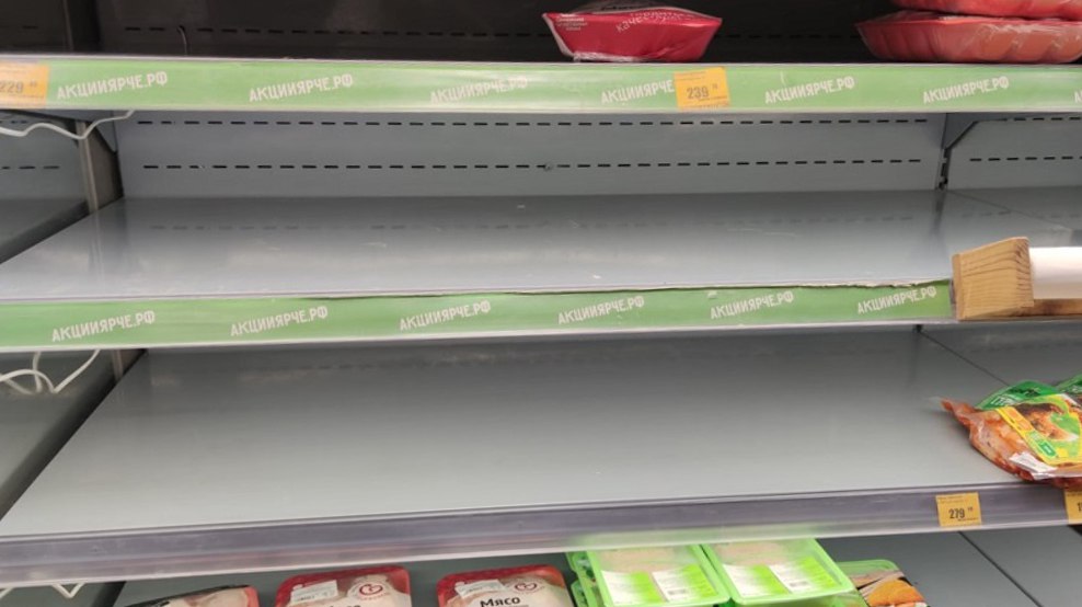 Неожиданный дефицит курицы образовался в магазинах Новосибирска с полок крупнейших сетей исчезли незамороженные тушки В популярных торговых сетях Пятёрочка Магнит Мария Ра Ярче и Лента не оказалось обычной незамороженной курицы в тушках при этом другие сети продают данный продукт На полках есть разнообразная охлаждённая птица и полуфабрикаты из неё но стоит такой товар дороже Источник НГС в одной из крупных торговых сетей назвал возможную причину перебоев с поставкой мяса птицы Крупный поставщик встал на реконструкцию и отгрузок не было неделю Сейчас всё наладили и должно пойти Но нужно несколько дней пока товар появится во всех магазинах Аналогичная информация о перебоях с поставкой птицы приходит из Алтайского края Сообщается что в конце октября на птицеводческой площадке одного из производителей в Зональном районе произошёл технологический сбой во время пусконаладочных работ Это привело к гибели птицы и временной остановке производства А вы заметили дефицит курицы