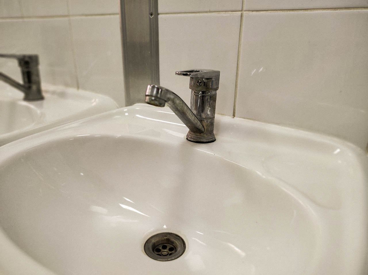 В дома на почти 40 улицах Курска горячая вода вернется до 6 августа «РИР-Энерго» заканчивает гидравлические испытания в контуре ТЭЦ-4. Специалисты провели плановые ремонты оборудования станции и проверили на прочность теплосети. Значительная часть из более чем 30 выявленных повреждений устранена. К утру 29 июля будут созданы необходимые режимы работы трубопроводов для подключения большей части зданий к горячему водоснабжению. Еще часть домов будет подключена к центральной системе по мере устранения повреждений на сетях. Ремонт выполнят до 6 августа. В работах задействованы 10 бригад и свыше 40 единиц спецтехники. Список адресов, по которым с 29 июля по 6 августа возобновят горячее водоснабжение, читайте на сайте «ГИ».