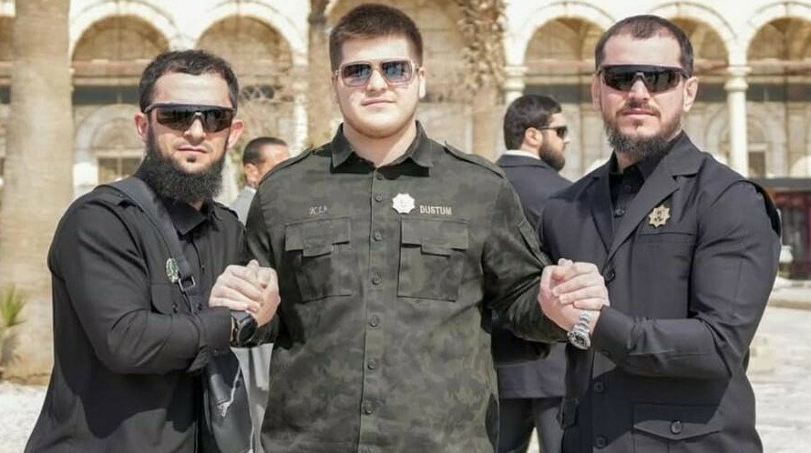 Адам Кадыров попал в ДТП и находится в реанимации без сознания СМИ По данным оппозиционных СМИ Чечни сын главы Чечни Адам Кадыров попал в аварию и доставлен в больницу Грозного в тяжелом состоянии передает ArbatMedia По информации местных жителей и представителей диаспоры Адама Кадырова увезли в реанимацию новой республиканской больницы По словам очевидцев он находится без сознания а подъезды к медучреждению временно перекрыты Как сообщает движение NIYSO кортеж в котором ехал Кадыров двигался на высокой скорости когда одна из машин резко врезалась в препятствие В результате несколько автомобилей столкнулись друг с другом Представители движения уточнили что получают сведения из разных источников но пока не располагают точной информацией о состоянии Адама Кадырова Позже поступила непроверенная информация что среди получивших тяжёлые травмы в ДТП ближайшие охранники 18 летнего сына Кадырова Бислан Каимов Шамиль и Апти Ирасхановы Прислать новость