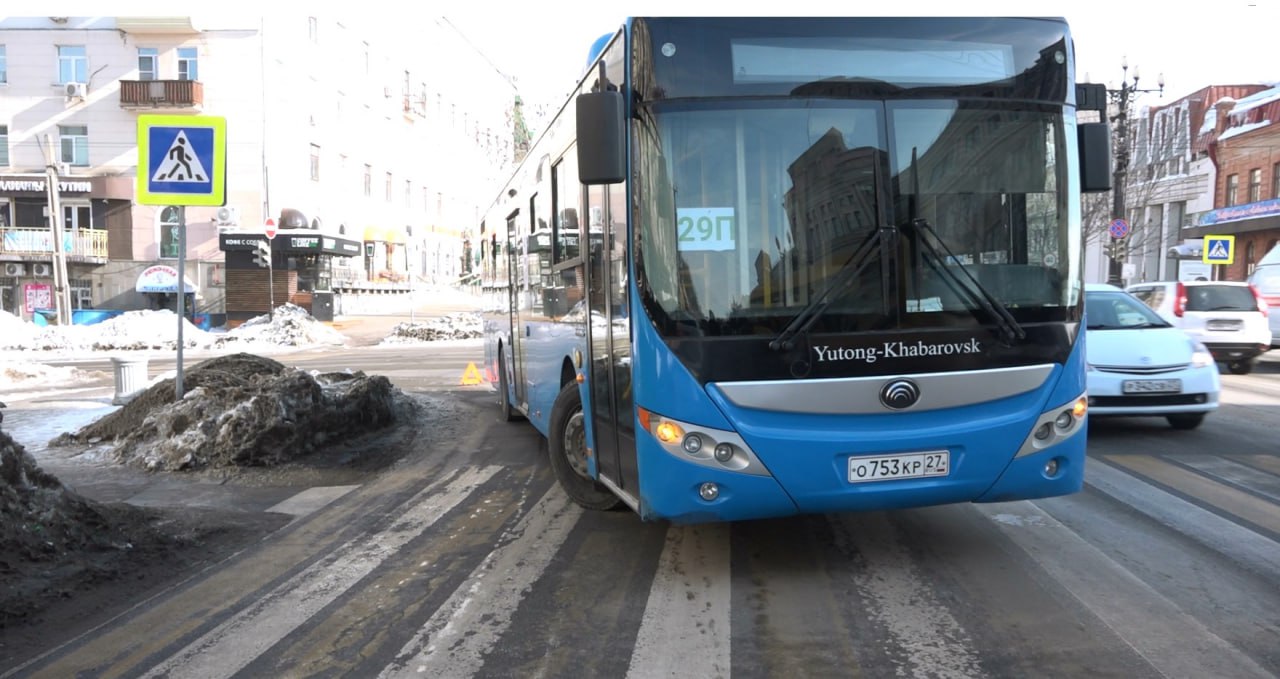 Беременную хабаровчанку сбил автобус в центре города  Сегодня утром водитель, выезжая на автобусе маршрута №29П с улицы Калинина на Муравьева-Амурского, сбил пешехода – женщина переходила дорогу по зебре на зеленый сигнал светофора.   39-летняя пострадавшая оказалась на пятом месяце беременности. В результате ДТП она получила ушиб головного мозга и перелом кости черепа. Травмы тяжелые, поэтому за работу возьмется следствие.    Будь в курсе событий.