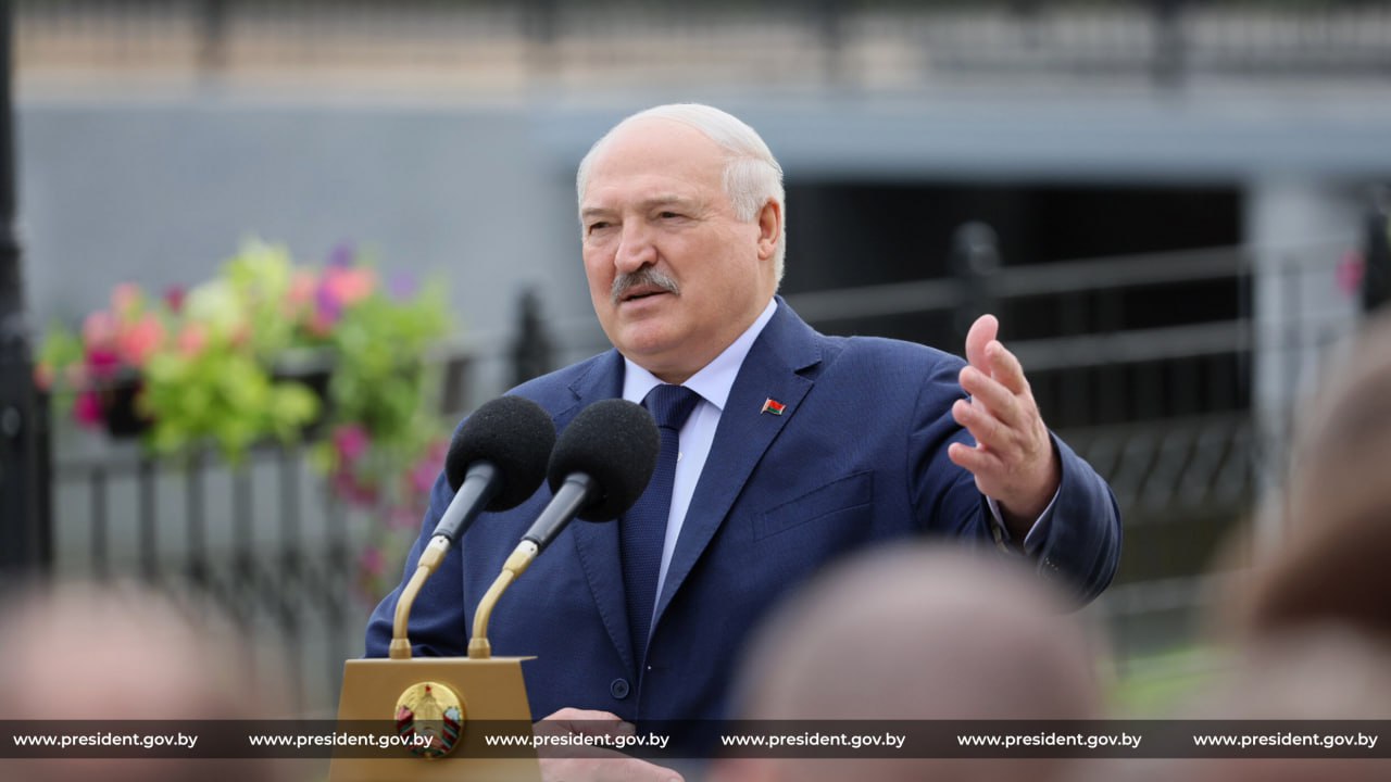 Александр Лукашенко во время общения с минчанами признался что очень любит картошку Я страшно люблю Вчера согрешил съел сказал президент Беларуси Также лидер республики рассказал что академики изобрели новый сорт Надо населению раздать чтобы на участках возделывали Вот у кого есть дача или участок Потому что семенную картошку просто так раздавать нельзя добавил Лукашенко Президент заверил граждан что в этом году хороший урожай картофеля страна будет обеспечена им в достаточном объеме Фото сайт президента Беларуси Подписаться VK ОК Дзен Дзен НОВОСТИ RUTUBE MIR24 TV