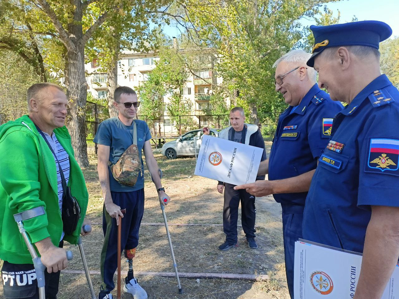 Восстановить навыки вождения: ветераны СВО с инвалидностью вновь садятся за руль  Филиалы фонда «Защитники Отечества» совместно с ДОСААФ помогают ветеранам спецоперации, имеющим инвалидность, получить сертификат для управления автомобилем с ручным управлением.    11 ветеранов СВО из Луганской Народной Республики успешно освоили навыки вождения и получили водительские удостоверения. Ветеран боевых действий Николай поделился эмоциями после обучения: «Я испытываю настоящий восторг! Благодаря помощи фонда я получил не только водительские права, но и возможность социализироваться и расширить круг общения».    В Санкт-Петербурге, на автодроме автошколы № 4 ДОСААФ, трое героев спецоперации также прошли обучение. Следующий этап – получение автомобиля с ручным управлением. «Машина мне нужна для повышения мобильности. Это не развлечение, а жизненная необходимость», – отметил ветеран СВО Сергей Грицаенко.    Ветеранов обучили вождению автомобиля с ручным управлением и в Донецкой Народной Республике. Первые 18 водителей обрели необходимые навыки на одном из учебных автодромов Донецка. «Транспорт позволит ребятам вести активный образ жизни», – отметила руководитель регионального филиала фонда Марина Соловарова.