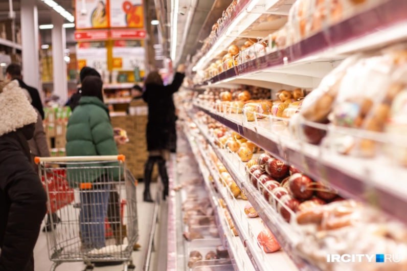 Заморозка цен Правительство Приангарья договорилось с местными производителями и торговыми сетями о стабилизации цен до конца февраля 2026 года Кто подписал меморандум Белореченское Окинский Иркутский масложиркомбинат Ангарская птицефабрика Саянский бройлер Каравай Иркутский хлебозавод Удача Экономия Командор Также компания X5 куда входят Пятерочка Слата и ХлебСоль согласилась присоединиться к соглашению Что это значит По условиям меморандума производители добровольно обязуются не повышать отпускные цены на следующие продукты куриное яйцо второй категории сливочное масло 61 5 и 72 5 жирности молоко пастеризованное 2 5 жирности творог обезжиренный замороженную тушку цыпленка бройлера хлеб недлительного хранения В свою очередь региональные торговые сети не должны устанавливать размер торговой надбавки на эти продукты продукцию выше 15 Читайте IrCity в MAX