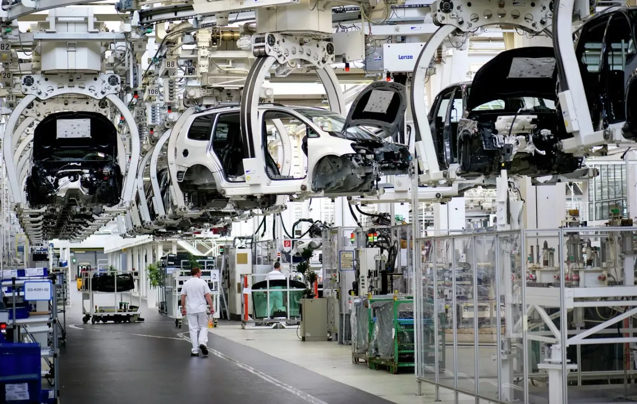 Немецкая автопромышленность может потерять 125 тыс рабочих мест к 2035 году из за жестких запретов ЕС на продажу новых бензиновых и дизельных машин сообщает VDA Все дело в том что производство электрокаров требует значительно меньше деталей и рабочей силы чем выпуск авто с двигателями внутреннего сгорания Поэтому автопроизводители ФРГ призывают ЕС разрешить использование гибридов и двигателей на чистом синтетическом топливе и после наступления 2035 го При этом ситуация усугубляется также из за ухудшения условий для бизнеса в самой Германии в результате высокой стоимости производства немецкие автоконцерны открывают новые вакансии не внутри страны а на зарубежных площадках Подписаться на РИА Новости экономика