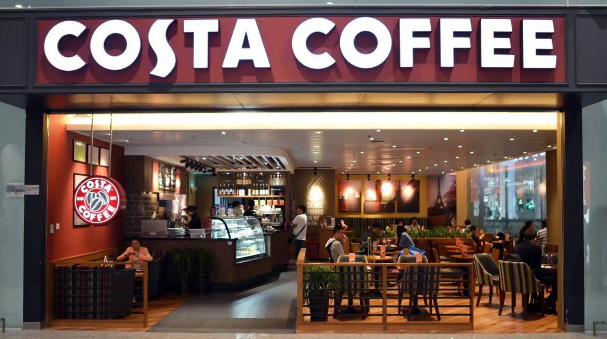 Coca Cola продает сеть кофеен Costa Coffee дешевле чем купила Причины продажи не называют в то же время из финансовой отчетности следует что годовая выручка у крупнейшей британской сети кофеен снизилась по сравнению с той что была до ее покупки американской компанией В итоге сейчас сделку оценивают примерно в 2 7 млрд В то же время рыночная стоимость Coca Cola сейчас превышает 304 млрд Подробнее