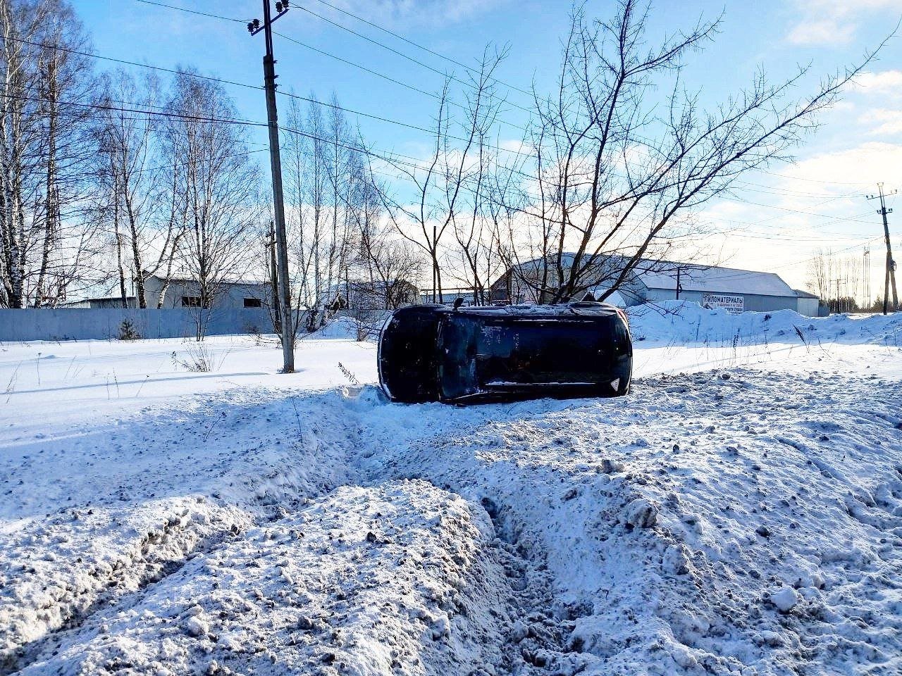 Вчера в Кунгуре произошло ДТП.  Водитель Renault Duster не справился с управлением и допустил съезд с дороги с последующим опрокидыванием. За медицинской помощью никто не обращался.   ЧП Пермь    Прислать новость