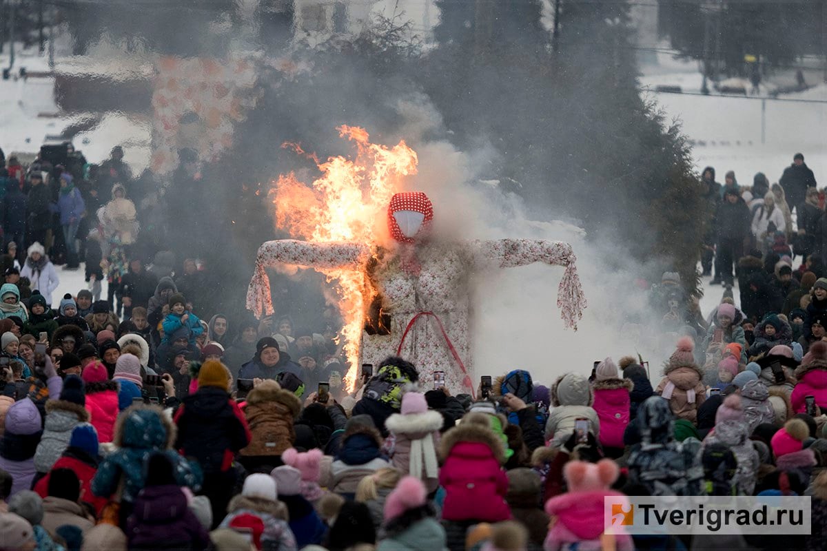 Синоптики рассказали, какой будет погода на Масленицу в Твери  Всю неделю в Тверской области продержалась умеренно морозная погода с большим суточным ходом температур. В течение суток температура могла поменяться на 15-17 градусов. При этом формировались условия, благодаря которым рассеивание примесей в атмосфере было замедлено. Всё это было благодаря мощному антициклону, который постепенно теряет своё влияние. На смену ему идёт череда циклонов: станет теплее, но пойдёт осадки.  #масленица #прогноз_погоды