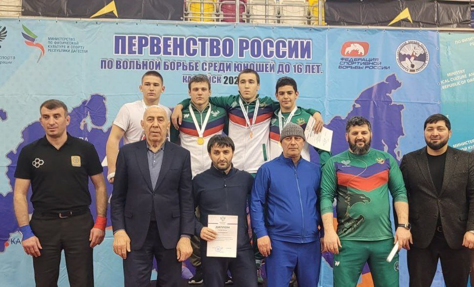 Пять медалей в копилке юношеской сборной Дагестана по вольной борьбе по итогам двух дней первенства России в Каспийске Чемпионами России стали Заур Нажмудинов 62 кг и Ибрагим Магомедов 85 кг Бронзовые медали завоевали Хаджимурад Сулейманов 62 кг Умар Саламов 85 кг и Мухаммад Идрисов 85 кг Еще трое дагестанских спортсменов поборются сегодня за золотые медали