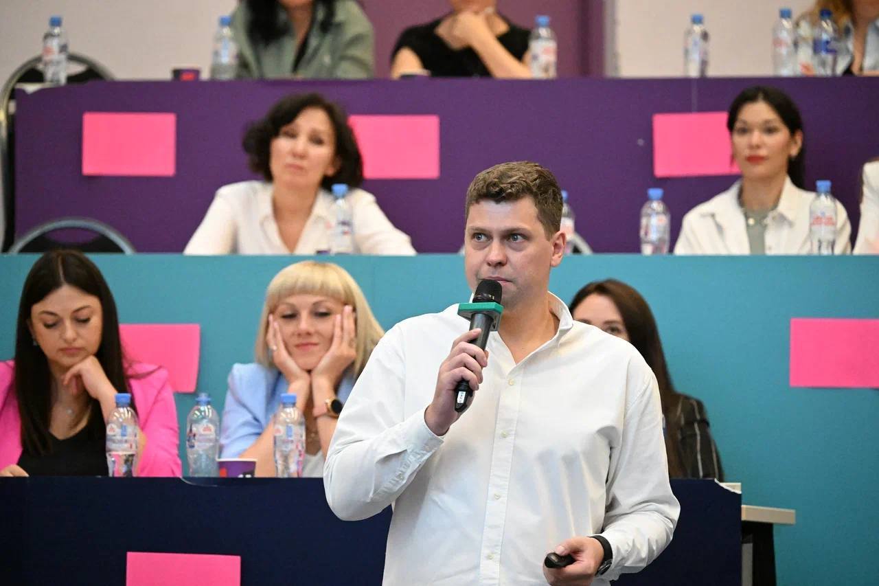 Центры поддержки экспорта представили проекты по межрегиональной кооперации на 2025 год.  Презентации состоялись в первый день работы Всероссийской конференции инфраструктуры поддержки экспорта    Якорными регионами выступили Воронежская, Ленинградская, Московская, Новосибирская, Омская, Ростовская и Смоленская области, Ставропольский и Красноярский края, а также Республики Северная Осетия – Алания и Чувашия.   Они готовы к совместной работе по развитию экспортного потенциала российских компаний.  Директор по развитию региональной инфраструктуры поддержки экспорта РЭЦ Наталья Минаева: «Межрегиональная кооперация становится ключевым фактором успеха в развитии экспортного потенциала российских компаний. Объединение ресурсов и опыта позволяет ЦПЭ создавать более эффективные механизмы поддержки бизнеса и расширять географию присутствия отечественных производителей на международных рынках».    ЦПЭ обеспечивают бесперебойный доступ предпринимателей ко всем существующим мерам поддержки экспорта, включая продуктовую линейку Группы РЭЦ.   Деятельность центров сфокусирована на решении текущих задач экспортеров и помощи в переориентации и продвижении на рынки дружественных стран.     Новости российского экспорта