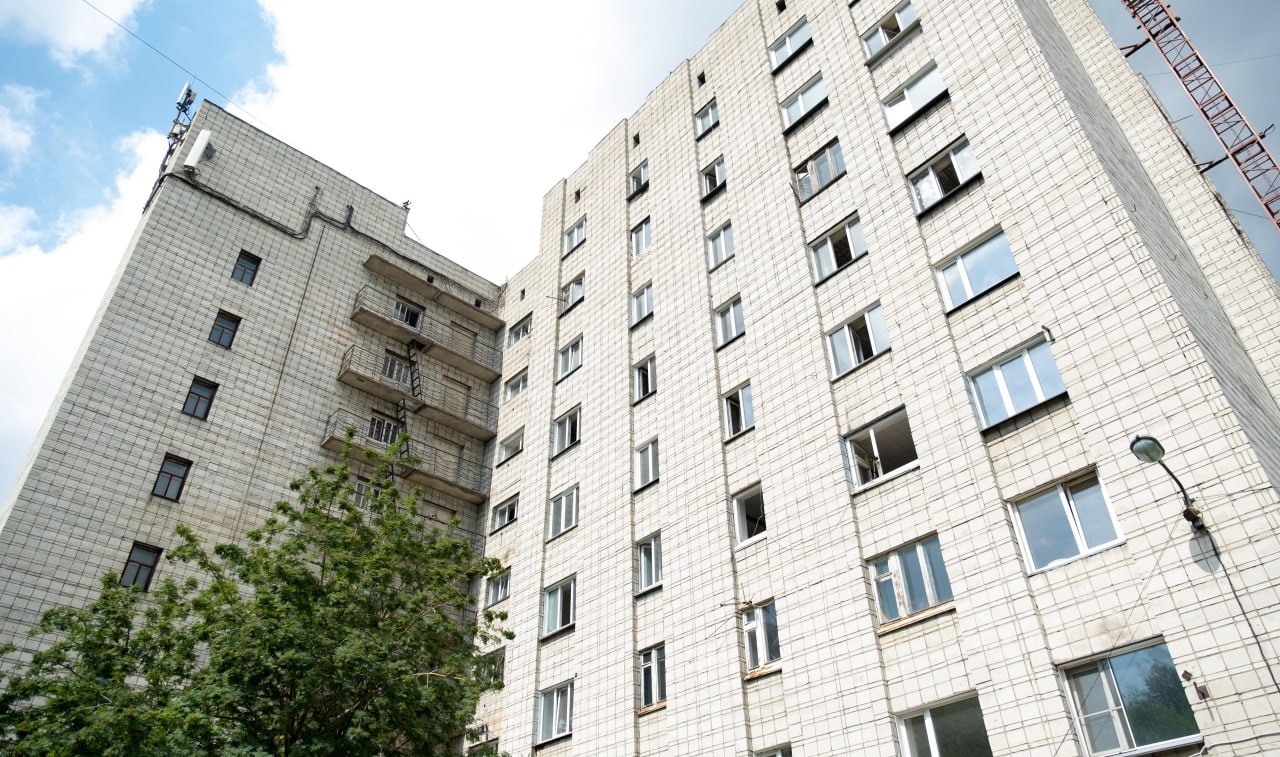 В обновлённое общежитие с прачечными и зонами отдыха заедут студенты НГАУ Комплексный ремонт начали в одном из самых вместительных студенческих общежитий Новосибирского аграрного университета. Завершить работы планируют в 2027 году. Здание 1982 года постройки, рассчитанное более чем на 500 жильцов, давно нуждалось в обновлении. На первом этапе работ заменят инженерные сети, двери и окна, отремонтируют фасад, мягкую кровлю и внутренние помещения. Также модернизируют систему пожарной безопасности и внедрят современные энергосберегающие технологии. Особое внимание уделят созданию комфортных условий: обустроят зоны отдыха, учебные комнаты и прачечные самообслуживания. «Уже сейчас всем студентам предоставлены альтернативные места проживания, начались демонтажные работы», — рассказал ректор Евгений Рудой. Фото: пресс-центр Новосибирского государственного аграрного университета