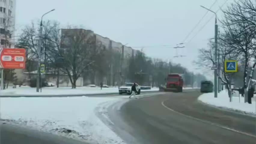 ГАИ призывает водителей не мешать снегоуборочной технике в Минске и Гомеле
