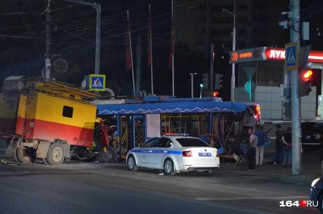 В Саратове завершено расследование уголовного дела, возбужденного по факту ДТП с участием троллейбуса №5А и ремонтного грузовика «СГЭТ».  Прокуратура Саратовской области утвердила обвинительное заключение по уголовному делу в отношении 35-летнего водителя МУПП «Саратовгорэлектротранс». Он обвиняется по п. «а» ч. 2 ст. 264 УК РФ.  По версии следствия, водитель троллейбуса 5 «А» неверно оценил дорожную обстановку и совершил выезд на встречку, где столкнулся со специализированным автомобилем «ЗИЛ».  ДТП произошло 19 июля в районе дома № 19Г по пр. им. 50 Лет Октября в Кировском районе Саратова.  Пострадавшими стали 14 человек, одной пассажирке троллейбуса причинен тяжкий вред здоровью — она лишилась ноги.  При проведении медицинского освидетельствования установлен факт наркотического опьянения водителя троллейбуса. Уголовное дело по факту ДТП направлено в суд.  Из: 164.ru.  #Саратов #Троллейбус #Саратов_ГТ    Троллейбус   ДТП