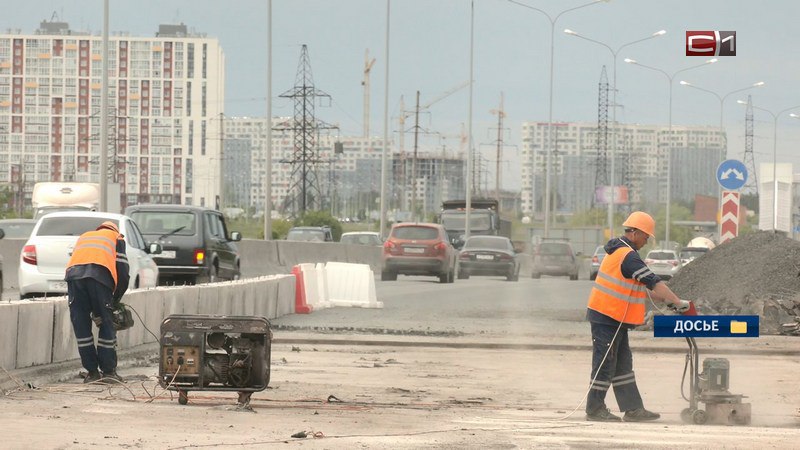 4 моста и 350 километров дорог отремонтируют в Тюменской области В Тюменской области начался дорожно-строительный сезон. Временные ограничения движения нужно учитывать и тем, кто собирается ехать в отпуск через Тюменскую область. Всего в этом году дорожники планируют отремонтировать 350 км. дорог, почти на 100 больше, чем в прошлом. Также за сезон приведут в порядок 4 моста. Объем запланированных на эти цели бюджетных средств — около 6 млрд рублей. У нас продолжается строительство двух больших развязок. На Московском тракте активно работы идут, объект введем в 2026 году. При использовании бюджетного кредита работаем на развязке в районе Червишевского тракта. И самый глобальный проект — запроектировали дорогу Южный обход, — пояснил исполняющий обязанности начальника Главного управления строительства Тюменской области Валерий Киселев. Приступить к реализации проекта планируется в следующем году, а завершить — к 2030. Объем финансирования объекта оценивается более, чем в 20 млрд рублей. Подписаться Прислать новость