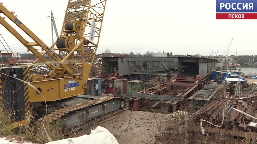 Работы по строительству Северного обхода идут согласно установленному графику а по некоторым направлениям даже с опережением Об этом сообщили в Министерстве транспорта и дорожного хозяйства Псковской области Ранее губернатор Псковской области Михаил Ведерников во время Прямой линии на канале Россия 24 сообщил что ему поступило большое количество обращений по поводу ограничения движения на дороге Хотицы Писковичи Муровицы Глава региона обратился к министру транспорта и дорожного хозяйства Псковской области Станиславу Стармолотову с просьбой держать этот вопрос на контроле Ограничение движения на дороге через деревню Хотицы начнутся 15 декабря Необходимость перекрытия связана со строительством путепровода в рамках возведения второго пускового комплекса Северного обхода города Пскова Частичное перекрытие небезопасно и невозможно опоры будущего путепровода будут располагаться поперёк действующей дороги Для автомобилистов предусмотрен объезд по Гдовской трассе и дороге местного значения Струково Писковичи Напомним строительство Северного обхода Пскова проводится по президентскому нацпроекту Инфраструктура для жизни Обход должен соединить трассы Псков Гдов Сланцы Кингисепп и Псков Изборск и пустить поток грузового транспорта в объезд города