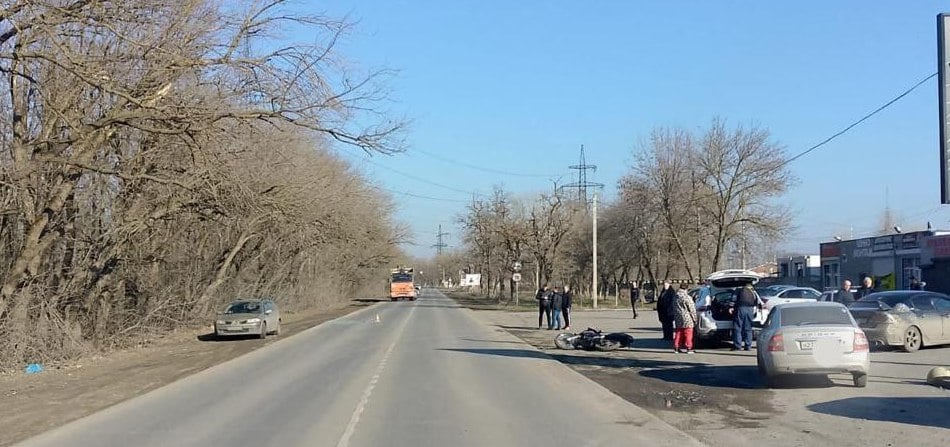 Мотоциклист попал в больницу после ДТП под Новочеркасском  Под Новочеркасском мотоциклист попал в ДТП, после чего его госпитализировали в больницу. Авария произошла 7 марта недалеко от станицы Кривянской.   Как уточнили в донской Госавтоинспекции, 39-летний водитель мотоцикла не выдержал дистанцию и столкнулся с попутным автомобилем Renault Mégane.    В результате удара мужчина упал с мотоцикла, пролетел несколько метров и приземлился на землю.    Пострадавшего с различными травмами доставили в больницу     Предложи нам новость