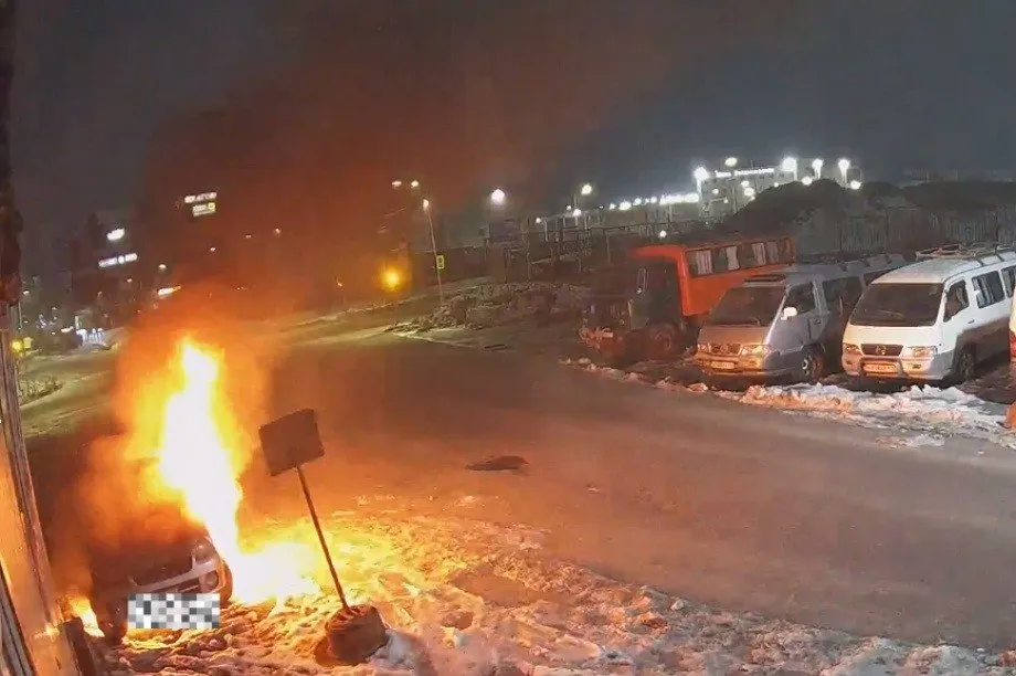Жительница Петропавловска Камчатского решила отомстить бывшему сожителю с помощью огня В ноябре прошлого года она затаила обиду взяла легковоспламеняющуюся жидкость и отправилась на парковку где стояла машина экс возлюбленного Залила под днище подожгла Автомобиль сгорел дотла передает Камчатка Сегодня Но радость от мести длилась недолго Позже выяснилось машина принадлежала вовсе не бывшему а его другу Владелец лишился транспортного средства а мстительница заработала уголовное дело Прокуратура уже утвердила обвинительное заключение Женщине инкриминируют уничтожение чужого имущества путём поджога часть 2 статьи 167 УК РФ Сумма ущерба составила почти 350 тысяч рублей Сама фигурантка вину не признаёт Дело направлено в Петропавловск Камчатский городской суд Источник   kamtoday ru news crime mest eks vozlyublennomu vyshla bokom zhitelnitsa kamchatki sozhgla ne tu mashinu Информационное агентство Камчатка