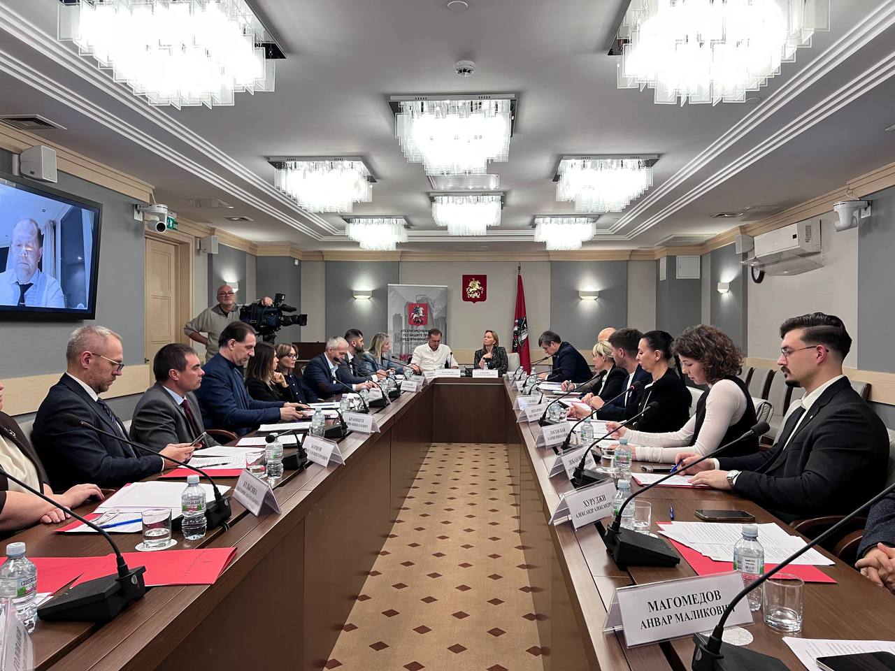 Прямо сейчас в Московской городской Думе проходит круглый стол на тему Интеллектуальное волонтёрство Открыл дискуссию Александр Даванков депутат Мосгордумы С приветственным словом выступила Татьяна Сизова Уполномоченный по защите прав предпринимателей в городе Москве Интеллектуальное волонтёрство это ресурс развития человеческого капитала и важнейший элемент социальной ответственности профессионального сообщества подчеркнула Татьяна Сизова Александр Толмачёв депутат Государственной Думы РФ отметил что сегодня в экосистеме Добро рф зарегистрировано 353 тысячи интеллектуальных волонтёров и Комитет Государственной Думы РФ по молодёжной политике активно поддерживает развитие этого направления В рамках круглого стола обсуждаются законодательные инициативы по закреплению понятия интеллектуального волонтёрства в федеральных законах роль цифровых платформ в развитии добровольческих практик и перспективы участия бизнеса и экспертов в проектах pro bono