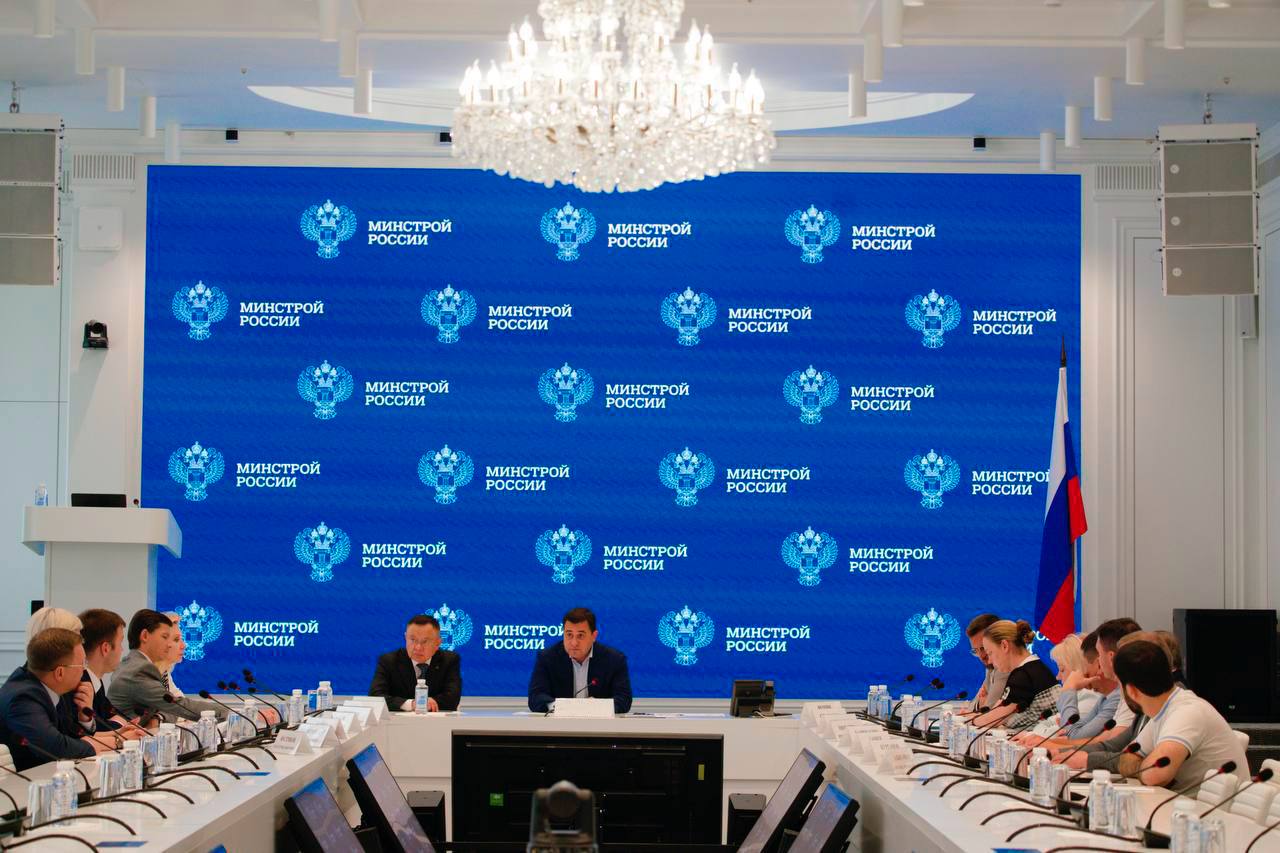 В Минстрое России обсудили завершение строительства инфраструктуры в жилых комплексах застройщика «Урбан Групп» Вопрос завершения строительства объектов ГК «Урбан Групп» в Московской области находится на особом контроле Минстроя России. В рамках выполнения обязательств перед гражданами после банкротства застройщика с было введено в эксплуатацию 63 многоквартирных дома. В настоящее время завершено строительство 26 объектов социального назначения, инфраструктуры и инженерно-технического обеспечения. «Необходимо в кратчайшие сроки провести необходимую мобилизацию ресурсов и обеспечить соблюдение всех сроков», — Ирек Файзуллин. В ближайшее время необходимо завершить работы по строительству школы в Долгопрудном, школы и сада в ЖК «Лесобережный» и сада в ЖК «Лайково», а также по объектам дорожно-транспортной инфраструктуры. Подрядчики и ППК «Фонд развития территорий» доложили текущий статус по всем объектам, а также сроки реализации всех необходимых мероприятий.