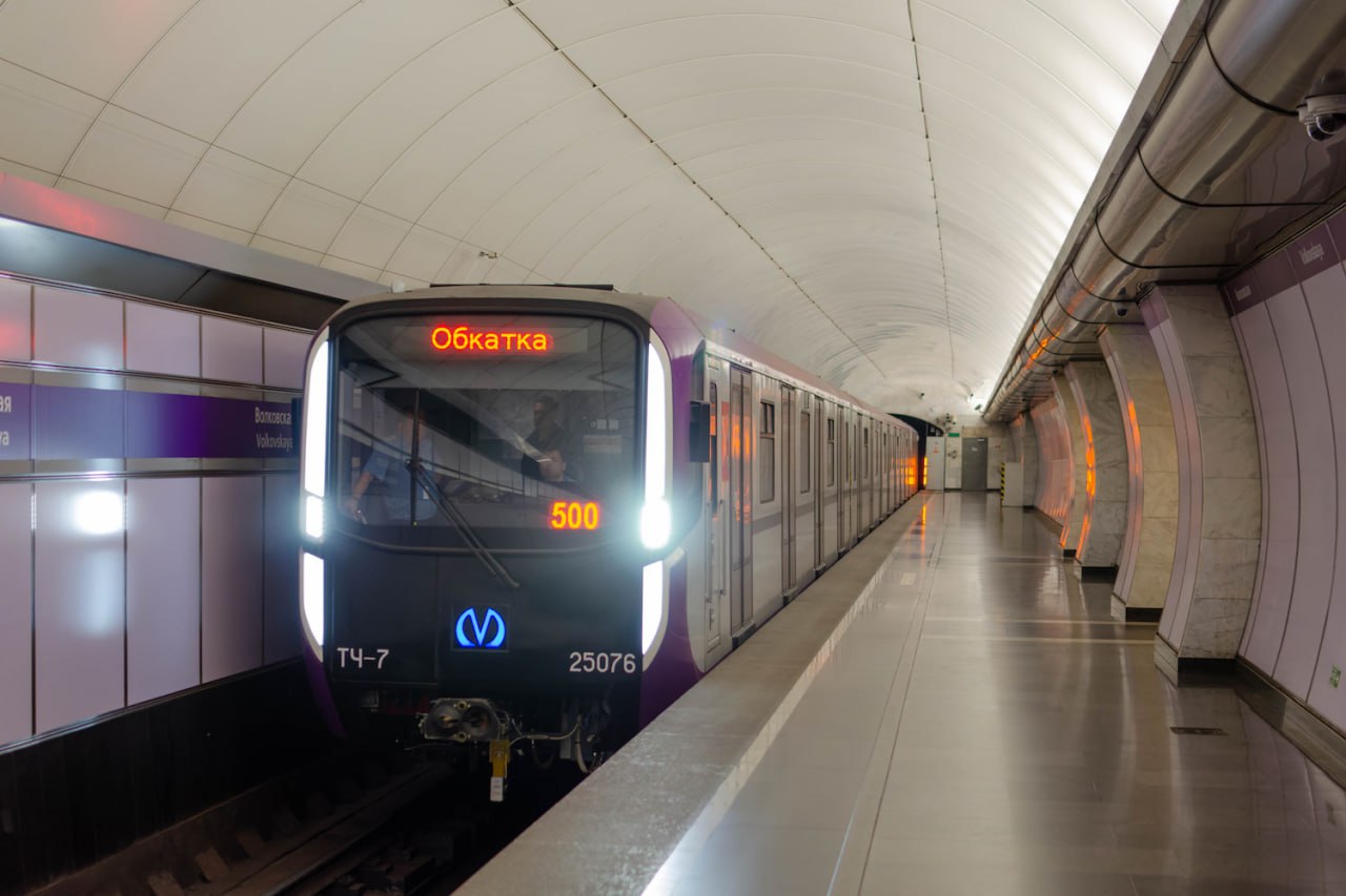 Первый фиолетовый Балтиец нового поколения начал курсировать по линиям петербургской подземки Первый обновлённый состав Балтиец в фирменной фиолетовой ливрее вышел с пассажирами на Фрунзенско Приморскую линию петербургского метро В салонах появились дополнительные поручни у торцевых дверей изменена форма поручней в дверных проёмах и увеличена высота ограничительного стекла Технические доработки включают модернизированную систему электроснабжения улучшенную вентиляцию с оптимизированным распределением воздуха а также автоматическую систему обнаружения возгорания и пожаротушения Эти изменения направлены на повышение комфорта и безопасности пассажиров   Подпишись на MASHNEWS