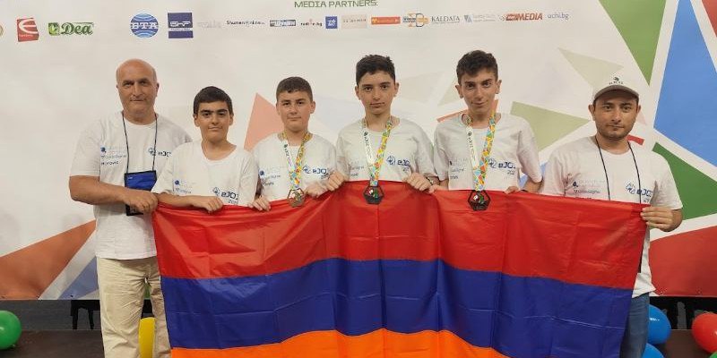 Армянские школьники завоевали три медали на девятой Европейской юношеской олимпиаде по информатике EYOI в Болгарии сообщает Минобразования Армении Серебряную медаль получил девятиклассник ереванской гимназии Квант Айк Манукян Бронзовые награды завоевали его одноклассник Арен Григорян и восьмиклассник школы 41 из Гюмри Мамикон Амбарян Олимпиада проходила с 29 августа по 4 сентября в городе Шумер Подписаться на нас