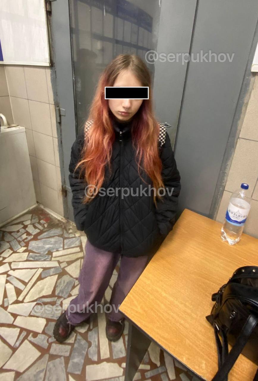 В центре Серпухова погибла 15 летняя школьница По нашей информации она упала с высоты многоэтажного дома Прибывшие медики могли лишь констатировать смерть подростка Несколько часов личность девочки не могли установить Известно что она училась в Серпухове Чуть менее двух месяцев назад девочка уже уходила из дома и её несколько суток искали в том числе волонтёры поискового отряда Лиза Алерт Портрет пропавшей тогда появился во многих социальных сетях Её неформальный внешний вид вызвал в сети волну негативных комментариев в том числе от взрослых пользователей Теперь сложно сказать как хейт мог повлиять на психику ребёнка В любом случае берегите себя своих детей и будьте терпимее к тем кто на вас не похож serpukhov