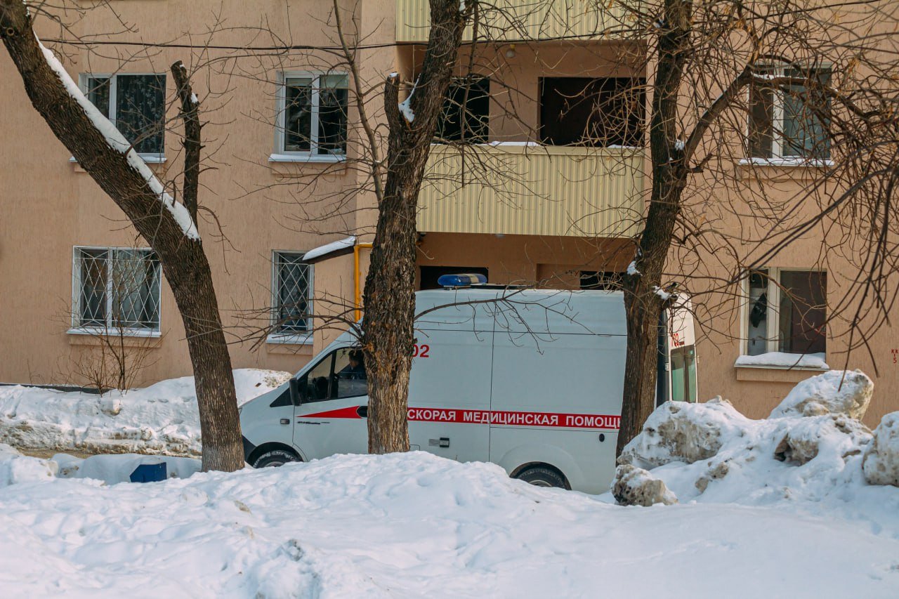 В Башкирии подросток получил серьезные ожоги во время сварочных работ в гараже  Инцидент произошел в Белорецке. Известно, что 16-летний молодой человек занимался в гараже сварочными работами. В результате подросток получил термические ожоги 1-3 степени живота и грудной клетки. Как сообщили в МЧС по Башкирии, в настоящее время пострадавший находится в городской больнице. Обстоятельства произошедшего уточняются.