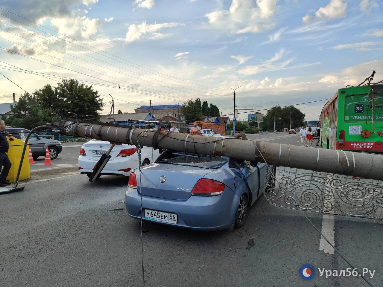 В Оренбурге на улице Терешковой троллейбус повалил столб, который упал прямо на машину.   Пострадавших нет.  Один легковой автомобиль начал гореть после контакта с проводами, но очевидцы успели потушить.  Из тг: ural56ru.  #Оренбург #ДТП #Троллейбус #Обрыв_КС_ГТ #Оренбург_ГТ    Троллейбус   Trolleybus