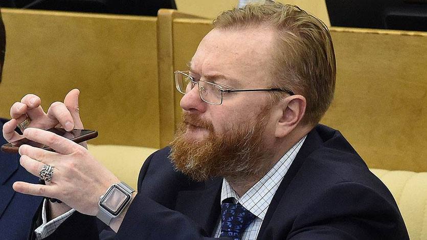 iPhone для лохов и понторезов Депутат Милонов дал совет родителям чьи дети просят купить iPhone Можно всегда спокойно нормальному ребенку объяснить что айфон не цель в жизни И вообще то айфон для лохушек и лохов для понторезов так сказать Можно только по приколу айфон иметь Функционально он проигрывает Но это если дети не видят что сами родители страдают по новому айфону и мама не устраивает папе скандалы из за того что хочет накачать себе губы поехать в Дубай и заиметь новый iPhone 17 Pro Max Если в семье ребенок окружен воздыханиями и меркантильными рассуждениями родителей про новые айфоны еще про что то то конечно он и копирует поведение своих родителей Если же ребенок воспитывается нормально достойно то да безусловно он может и захочет мобильный телефон но не обязательно давать айфоны Виталий Милонов По словам Милонова решающую роль в подобных ситуациях играют воспитание ребёнка и атмосфера в семье   www iphones ru 1353175 новости iphonesru