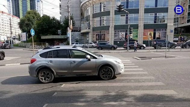 Сбил на пешеходном переходе 10-летнюю девочку на электросамокате сбили возле дома №27 на улице Нарымской. Авария произошла 30 июля в Железнодорожном районе Новосибирска. Когда ребёнок пересекал дорогу по регулируемому пешеходному переходу, её сбил 48-летний мужчина за рулём Hyundai. Девочку с травмами увезли в больницу. Вести Новосибирск «Вести» в мессенджере MAX!