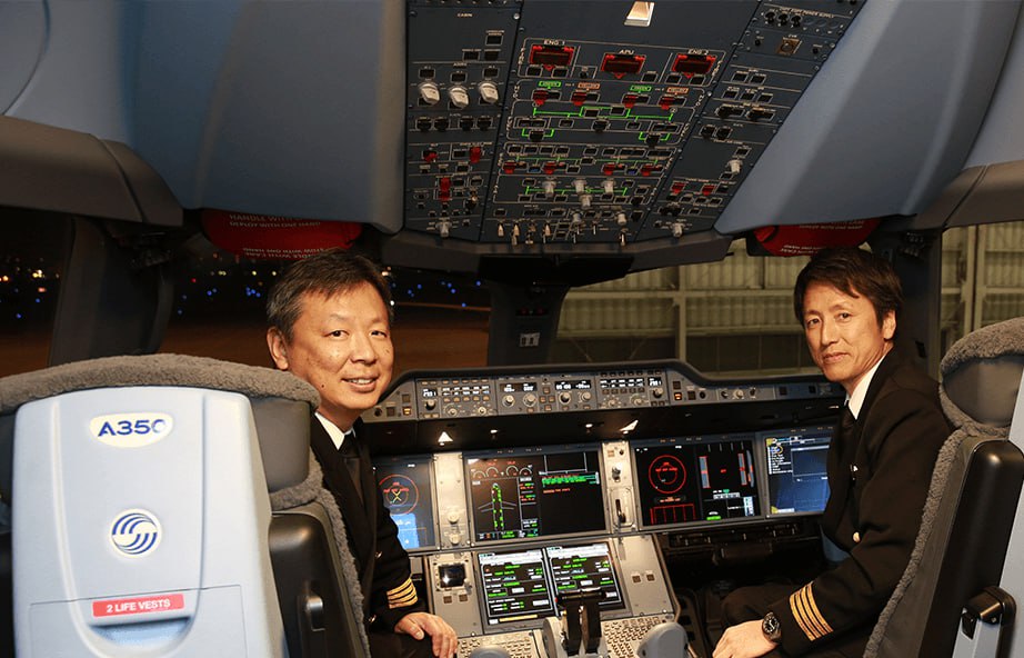 Японская авиакомпания Japan Airlines JAL потребовала от пилотов дать письменную клятву не пить перед рейсами Компания уже разослала пилотам бланк такой клятвы в PDF В нём пилотам требуется подтвердить что они не станут причиной никакого инцидента связанного с выпивкой при этом вариантов ответа на этот пункт всего один только Да С 30 сентября компания также планирует проверять пилотов на алкоголь непосредственно перед входом в самолёт Помимо этого в JAL составили чёрный список пилотов с риском на употребление спиртного и установили за ними усиленный надзор Всё это ввели после того как 28 августа один из пилотов JAL должен был выполнить рейс из Гавайев в Японию Но прямо перед вылетом взял больничный и позже признался что накануне вечером употреблял алкоголь Это привело к 18 часовой задержке трёх рейсов в результате чего пострадали около 630 пассажиров ranarod