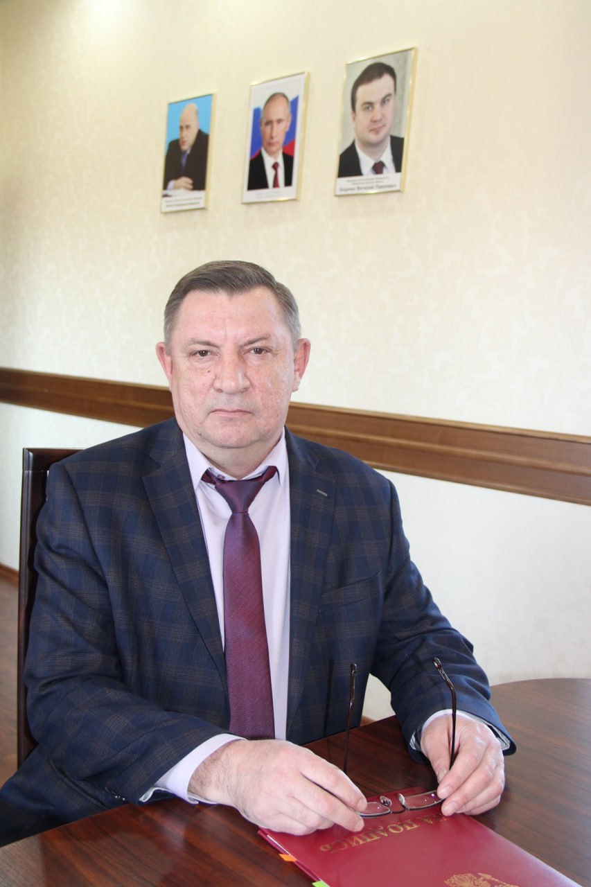 Главу района в Омской области подозревают в мошенничестве В отношении главы Кормиловского района Вячеслава Бусса возбуждено уголовное дело по подозрению в превышении должностных полномочий из корыстной заинтересованности а также в мошенничестве сообщили в пресс службе Следственного управления СКР по Омской области По версии следствия в 2021 году а затем в январе 2024 года чиновник с использованием своих полномочий заключил с руководством школы трудовой договор но учителем он не работал Вячеславу Буссу нужен был педагогический стаж для начисления досрочной страховой пенсии 57 летнему главе района грозит от 3 до 10 лет лишения свободы Сейчас проводятся необходимые следственные действия Бусс более 20 лет отработал в школах Любинского района где преподавал географию биологию и физкультуру а также был директором rbc omsk