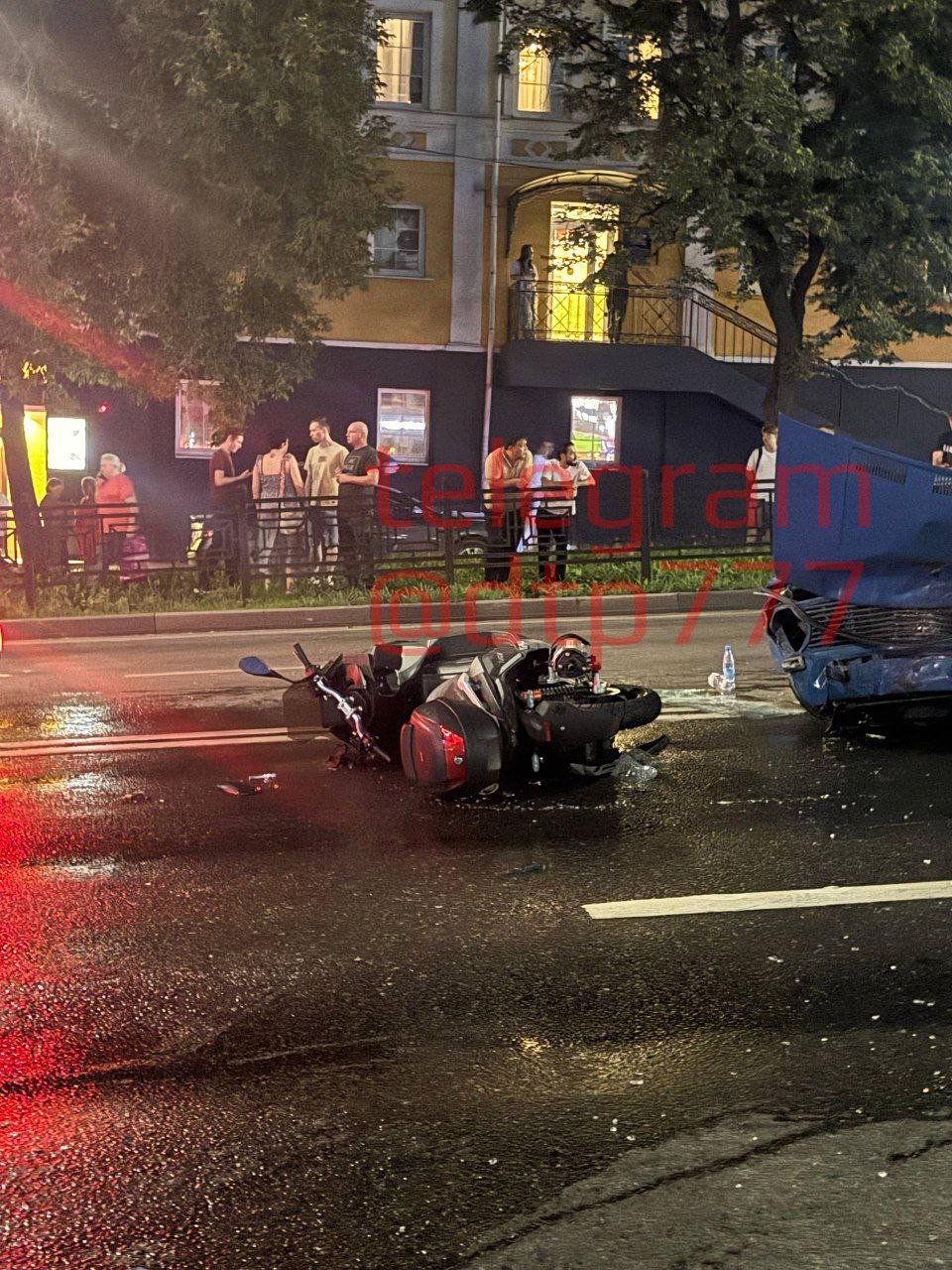 Подмосковье, Подольск проспект Ленина 91/23  Столкнулись автобус, три легковых автомобиля, мотоцикл и скутер. По сообщениям очевидцев, жигуль вылетел на встречку.  Подписаться    Прислать новость
