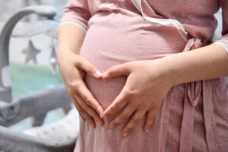 Петербурженки рожают в первый раз в 29 8 года А второго ребёнка горожанки рожают в среднем в 31 год третьего в 33 Об этом сообщила председатель Комитета по социальной политике Елена Фидрикова К слову ещё в марте этого года средний возраст женщин рожающих впервые был 31 год Получается петербурженки начали рожать пораньше Однако этого всё равно мало для повышения демографии Конечно нас это не может не беспокоить Потому что репродуктивное здоровье уже оставляет желать лучшего Поэтому страна делает все чтобы стимулировать рождение первых детей отметила Фидрикова Например выплаты в размере 100 тысяч рублей беременным студенткам или предоставлении бесплатных услуг социальной няни Ольга Юшкова Читай нас в MAX Подпишись на Комсомольскую правду СПб