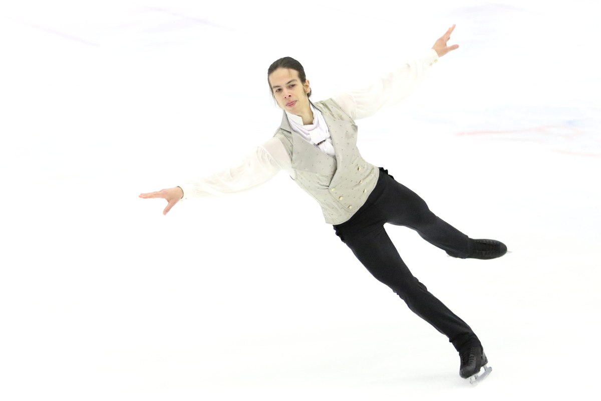 Гуменнику не одобрили музыку в короткой программе на Олимпиаде Российскому фигуристу Петру Гуменнику перед Олимпийскими играми 2026 года не одобрили музыку к короткой программе Парфюмер из за проблем с авторскими правами Об этом сообщают Спорт Экспресс и РИА Новости со ссылкой на источник Отмечается что команда спортсмена узнала об этом за день два до отлета в Милан которые ожидается в ночь на 8 февраля Теперь спортсмен и его команда рассматривают различные варианты действий решать вопрос с правами в экстренном порядке или менять программу Гуменник может выступить на Играх с прошлогодней короткой программой под саундтрек из фильма Дюна Ее как и программу под музыку из фильма Парфюмер нынешнего сезона ставил Даниил Глейхенгауз Короткую программу на Олимпиаде одиночники представят 10 февраля произвольную 13 го Global Look Press Подписаться на РБК Спорт