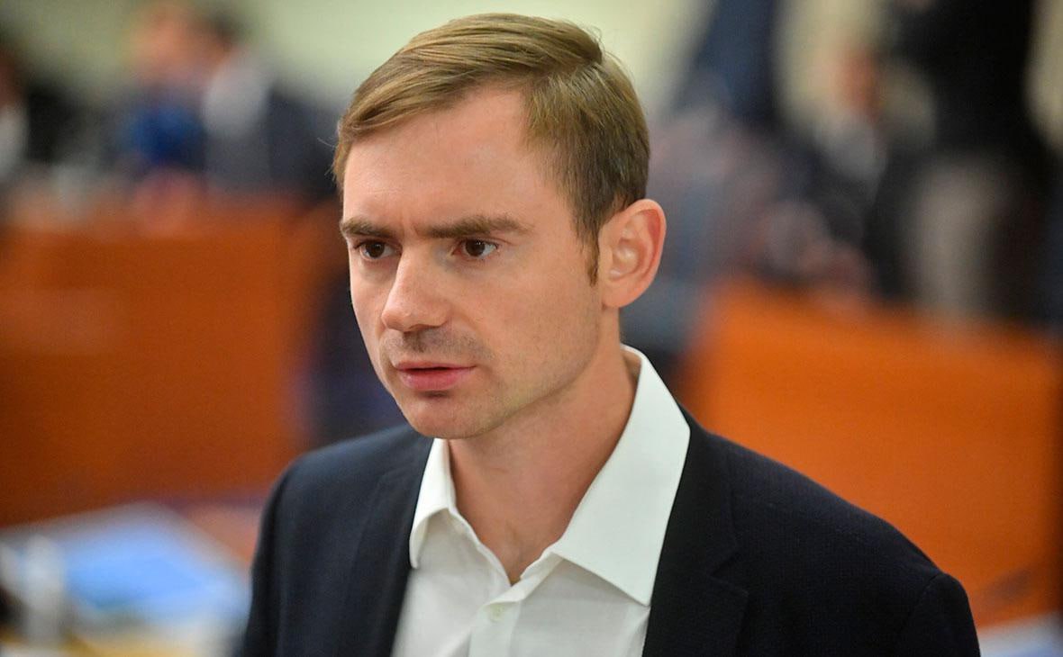 Против зампреда Яблока Максима Круглова возбудили уголовное дело о военных фейках Круглова задержали за публичное распространение заведомо ложной информации об использовании Вооружённых сил Российской Федерации п д ч 2 ст 207 3 УК из за того что в 2022 году он выложил пост в своём Telegram канале о резне в Буче Публикацию зафиксировали сотрудники центра Э Фото Сергей Киселёв АГН Москва Подписаться Связаться Поддержать Patreon Boosty