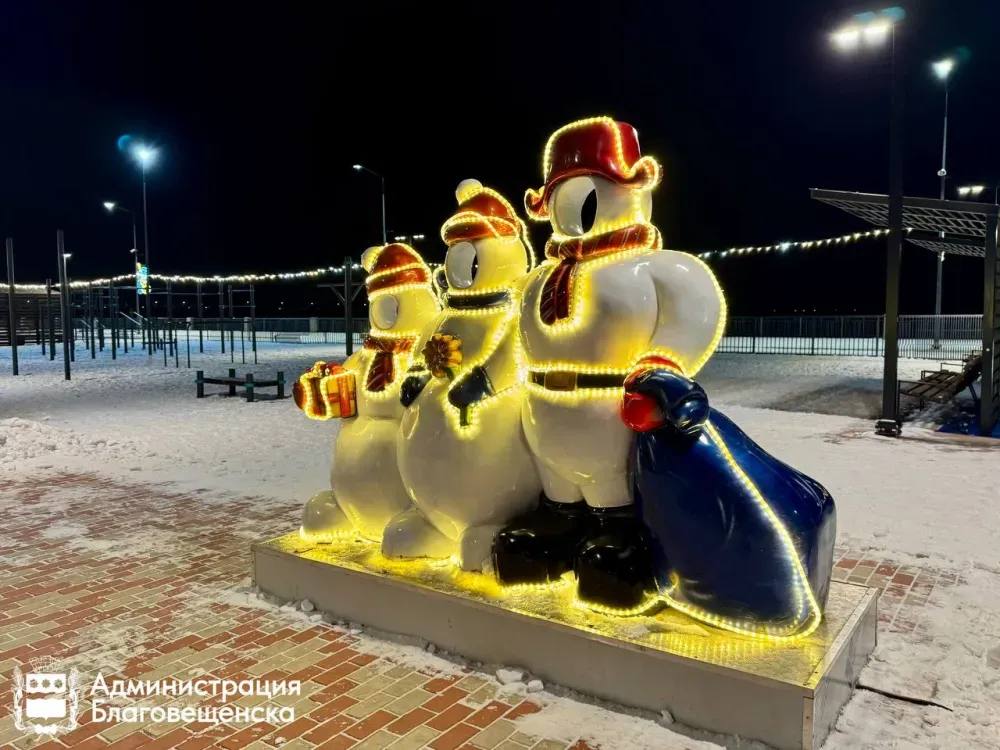 Кремль и собор Василия Блаженного украсят главную площадь Благовещенска Достопримечательности столицы России разместятся рядом с тюбинговой горкой Город Благовещенск активно украшают к предстоящему Новому году Основные работы стартовали еще в конце октября Сначала смонтировали светодиодные конструкции К уже привычным елочным шарам и аркам добавили полумесяц фонтан карету снеговиков и медведей В конце недели планируют начать монтаж искусственных новогодних елок Первыми украсят парк Дружбы площадку у Общественно культурного центра Плодопитомник и Моховую Падь Чуть позже зеленая новогодняя красавица появится на площади Ленина Сейчас на главной площади столицы Амурской области монтируют зимний городок Здесь появятся как традиционные Дед Мороз и Снегурочка так и новые фигуры дядька Черномор скоморохи а также комета самовар музыкальные инструменты русская печка разнообразные арки и другие Рядом с одной из крупнейших на Дальнем Востоке тюбинговых горок поселятся восьмиметровая матрешка одиннадцатиметровый Кремль и собор Василия Блаженного высотой 13 метров рассказали в пресс службе администрации Благовещенска По традиции новогоднее оформление появится в разных районах города в том числе в скверах на Калинина Ломоносова Зеленой 30 в скверах Приемыхова и водников в Первомайском парке и парке Дружбы на набережных Амура и Зеи на кольцевых развязках на Калинина и Театральной а также в районе железнодорожного вокзала на площадке у Общественно культурного центра в Плодопитомнике Садовом и Моховой Пади В этом году создавая праздничную атмосферу мы придерживаемся концепции русских традиций Это знакомые каждому с детства персонажи сказок элементы народной культуры Это поможет детям ближе познакомиться с народными традициями а старшему поколению с теплотой вспомнить их подчеркнул глава Благовещенска Олег Имамеев Фото пресс службы администрации Благовещенска ТЕЛЕПОРТ РФ здесь все об Амурской области  Мы в МАХ  Написать нам