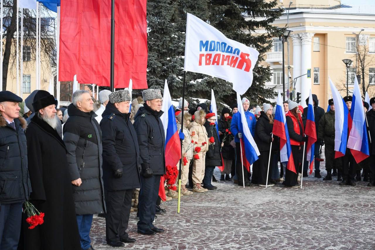 На заметку   Карелия торжественно приняла "Эстафету Победы" в Петрозаводске.  20 февраля, в Карелии встретили символ Международной патриотической акции "Эстафета Победы", посвященной 80-летию Победы в Великой Отечественной войне.  Торжественное мероприятие передачи эстафеты прошло у мемориального комплекса "Могила Неизвестного солдата с Вечным огнем славы" в Петрозаводске.  Начальник Пограничного управления ФСБ России по Республике Карелия генерал-лейтенант Сергей Попов:  "Настолько это было радушно, по-братски, когда наши коллеги из Белоруссии передавали нам эстафету. Мы гордимся тем, что этот этап в России начинается с нашей Карелии"  Первые лица Карелии и жители республики почтили память героев войны минутой молчания и возложением цветов к Могиле неизвестного солдата. В мероприятии участвовали сотрудники Пограничного управления и ветераны пограничных войск, кадеты, члены молодежных патриотических организаций.  С 21 по 25 февраля "Эстафета Победы" пройдет по приграничному Заполярью, а с 26 февраля по 5 марта символ "Эстафеты Победы" пронесут вдоль карельского приграничья.   26 февраля – Пяозерский Лоухского района, Калевала Калевальского района,  27 февраля "Эстафету Победы" встретят в Костомукше,  28 февраля – в Суоярви.  1 марта она побывает в Поросозеро Суоярвского района,  3 марта – в Сортавалу и Вяртсиля, 4 марта её встретят в Лахденпохье и Хийтола.   5 марта в Светогорске Ленинградской области символ "Эстафеты Победы" будет передан Пограничному управлению ФСБ России по Санкт-Петербургу и Ленинградской области.