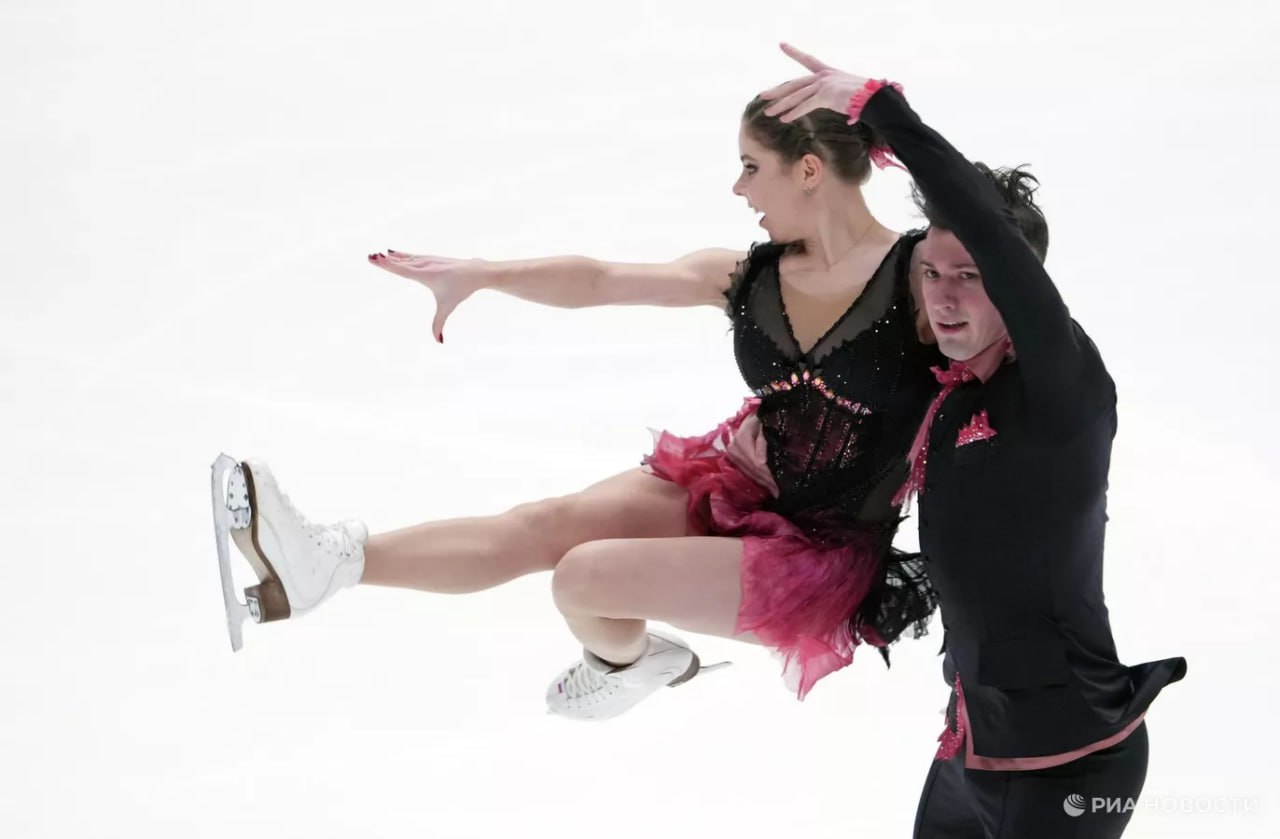 Мишина и Галлямов лидируют после короткой программы на чемпионате России В турнире спортивных пар Анастасия Мишина и Александр Галлямов получили за свой прокат 79 03 балла Вторыми идут Александра Бойкова и Дмитрий Козловский 77 42 тройку замыкают Екатерина Осокина и Артем Грицаенко 70 81 Произвольную программу пары представят в субботу Подписывайтесь на РИА Новости Спорт в MAX