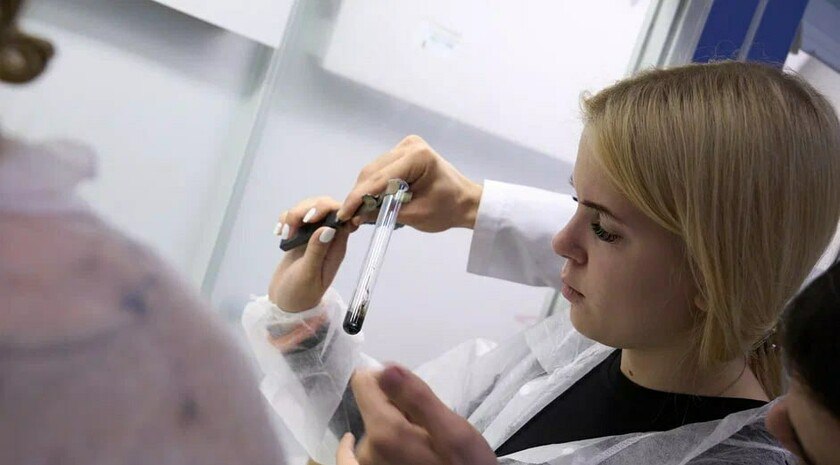 В Перми синтезировано вещество для нового типа нетоксичных обезболивающих Ученые Пермского Политеха синтезировали новый класс органических соединений, обладающих выраженным обезболивающим действием и минимальной токсичностью. Как сообщила пресс-служба научной организации, они могут стать основой для безопасных анальгетиков будущего. «Продукт демонстрирует выраженную обезболивающую активность в сочетании с низкой токсичностью, что подчеркивает перспективность дальнейших исследований этого класса соединений», — рассказала доцент кафедры «Химические технологии» рассказывает Екатерина Денисламова. Еще больше о том, что #СделановРоссии, — по хештегу в ЗАН. Подписывайтесь!