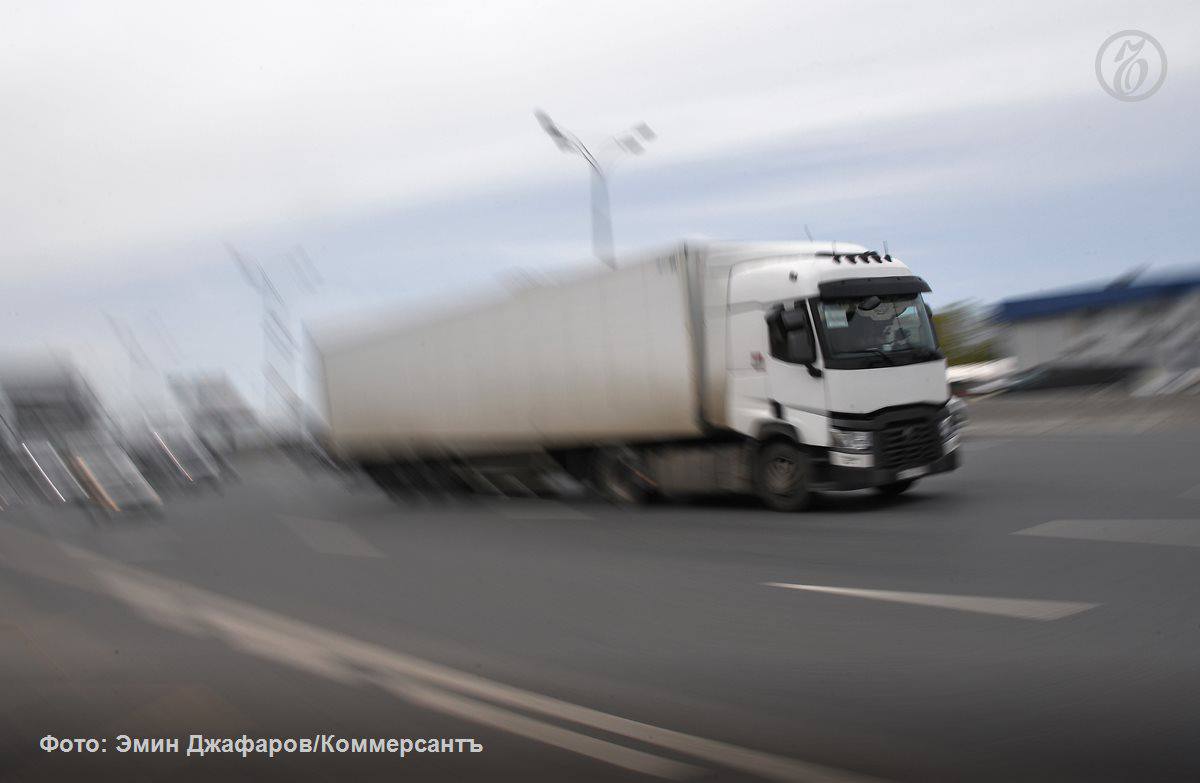 У Владимира Окунева который был министром транспорта а потом и вице губернатором Ростовской области сотрудники Генпрокуратуры обнаружили 37 грузовых седельных тягачей и полуприцепов стало известно Ъ По версии надзора чиновник незаконно занимался автобизнесом вместе со своим замом Светланой Шаповаловой и стал обладателем многомиллионного состояния которое вложил в недвижимость Так за более чем 14 летний период замещения публично значимых должностей господами Окуневым и Шаповаловой а также их родственниками и доверенными лицами было приобретено 64 объекта движимого и недвижимого имущества общей стоимостью почти 370 млн руб Среди них квартиры и машино места не только в ростовских но и в престижных московских ЖК Freedom и Well House автомобили от Mercedes и Toyota Land Cruiser Prado до Mini Сooper Часть активов фигурантами иска уже продана Как считает Генпрокуратура имущество ответчиков подлежит изъятию Ъузнал