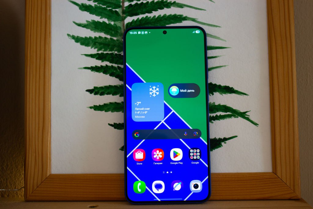 Выход One UI 7 откладывается еще на трех смартфонах Samsung Ранее Samsung опубликовала список смартфонов Galaxy, которые обновятся до One UI 7. Среди них были как последние модели устройств, так и флагманы прошлых лет, включая Galaxy S23, S23+ и S23 Ultra. Анонс апдейта планировался уже в этом месяце. Кроме того, один из операторов связи назвал точную дату релиза — 22 апреля. Однако после появления критического бага, который начал блокировать смартфоны после фонового обновления, Samsung приостановила рассылку прошивок. Вслед за этим инсайдерскую информацию о дате выхода One UI 7 для серии Galaxy S23 удалили, а публикацию назвали неактуальной.