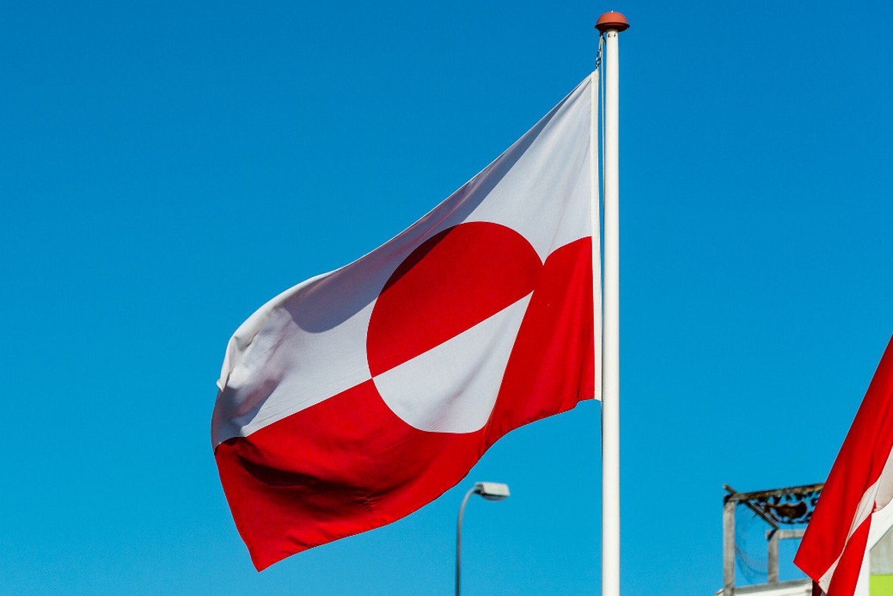 Партии Гренландии требуют положить конец пренебрежению со стороны США Глава Белого дома уже не первый день облизывается на такой лакомый кусочек и регулярно заявляет о планах установить на острове власть США Сами же гренландцы далеко не в восторге от этой затеи В результате пять партий государства опубликовали совместное заявление с требованием положить конец подобному пренебрежительному отношению со стороны Штатов пишет местная газета Sermitsiaq Мы не хотим быть американцами мы не хотим быть датчанами мы хотим быть гренландцами говорится в документе   Подпишитесь на Абзац TG VK Дзен MAX Rutube