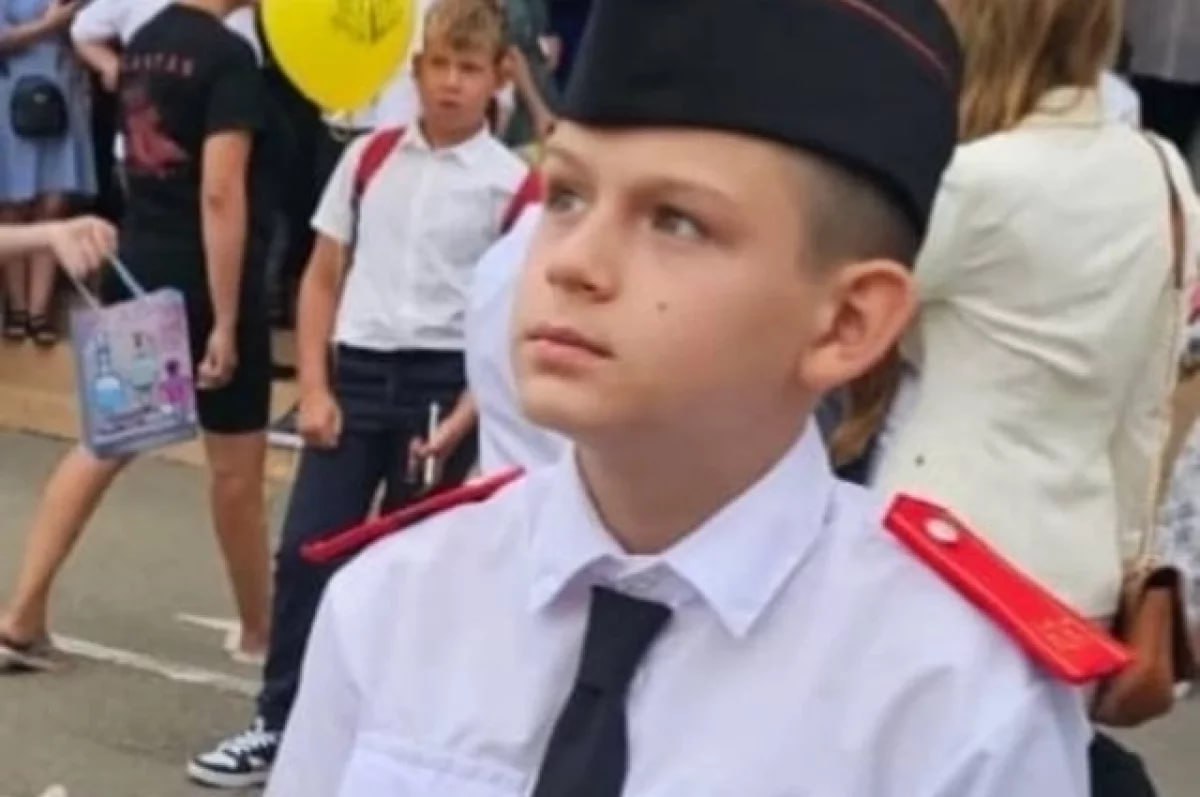 В Краснодаре уже сутки идут поиски не вернувшегося из школы мальчика 12 летний Егор утром 11 ноября ушел в школу и по настоящее время его местонахождение неизвестно Рост мальчика 150 154 см он худощавого телосложения Был одет в казачью форму сверху красная куртка На ногах черный кроссовки с собой был черный рюкзак с салатовыми полосками Волосы светло русые Поисками ребенка занимается весь личный состав полиции Прикубанского округа и поисковые группы Мы в Мах АиФ Краснодарский край в ТГ