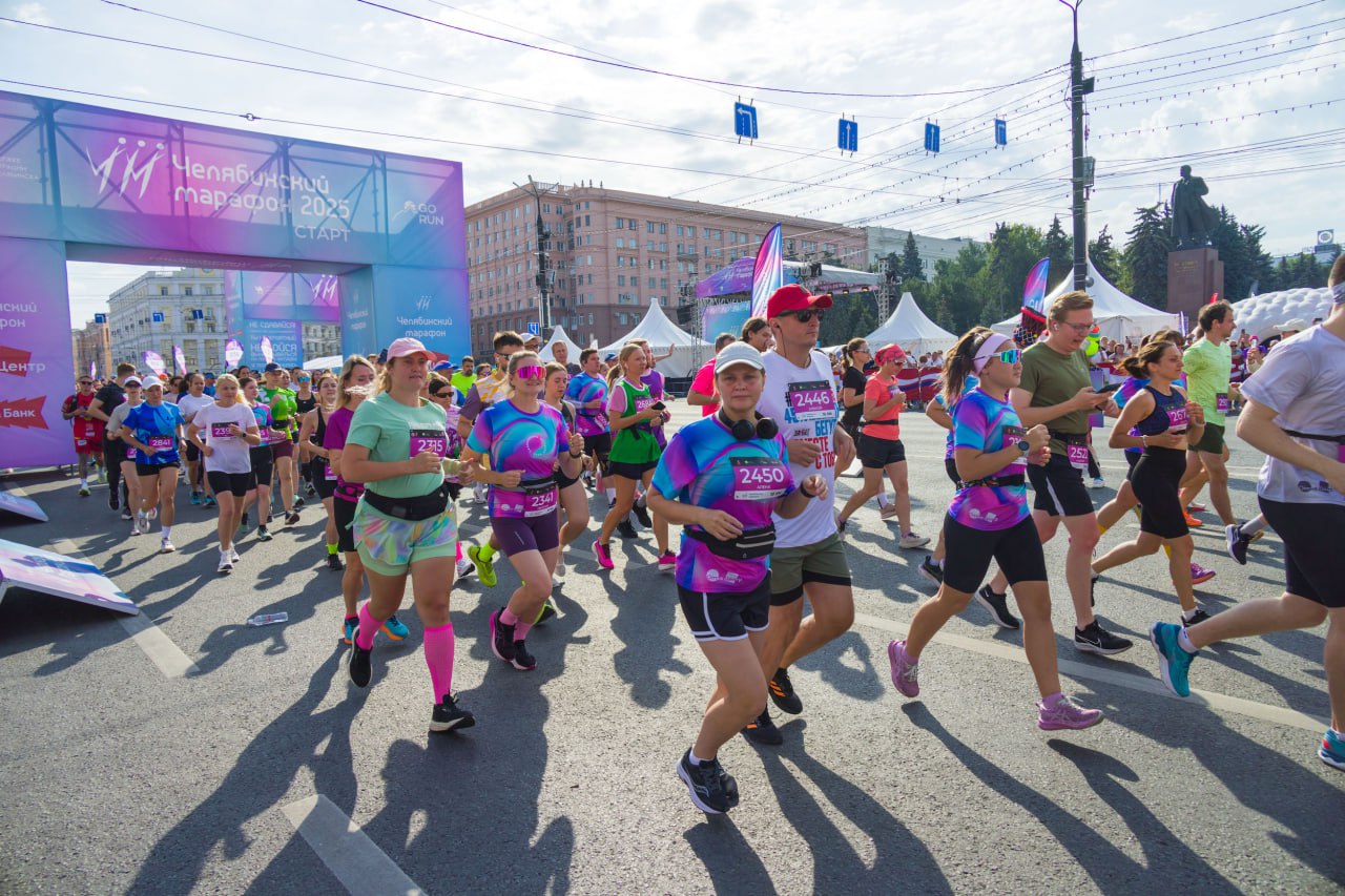 Главный марафон Челябинска объединит 6 тысяч спортсменов Челябинский марафон 2026 готов собрать свыше шести тысяч спортсменов и любителей легкой атлетики Организаторы запустили регистрацию на масштабный забег Участникам доступны дистанции от 1 до 42 километров 22 августа в центре Челябинска развернется стартовый городок на котором появятся спортивная ярмарка и более 50 активностей На мероприятие приедут звезды легкой атлетики известные марафонцы и обозреватели Уже на следующий день начнутся забеги на 1 5 10 21 1 и 42 2 километра Также челябинцам и гостям города будут доступны эстафета и детская трасса Каждый получит медаль независимо от скорости преодоления дистанции и призового места Заполнить заявку на участие можно на сайте марафона Нам важно чтобы каждый участник на финише сказал вау чтобы этот день он запомнился ему на всю жизнь подчеркнула директор мероприятия Анна Малышева Подписаться на vecherchel   Поддержать Читать в Мах