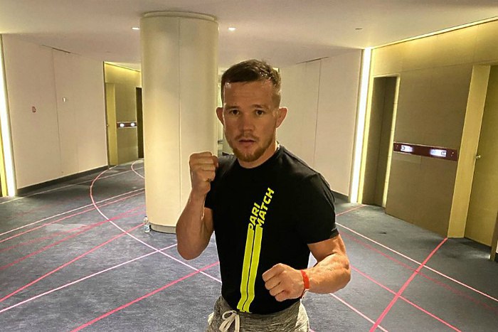 Уральский боец UFC попал в престижный рейтинг Forbes Журнал Forbes включил уральского бойца UFC Петра Яна в топ 10 самых ценных персональных брендов российских спортсменов 2025 года Рейтинг ежегодный но теперь Forbes изменил методики подсчета Ключевой фактор не количество упоминаний спортсмена в новостях об итогах матчей и турниров а реальный интерес к нему со стороны широкой публики В итоге первое место занял хоккеист Александр Овечкин вторым стал боец UFC Ислам Махачев третьим бывший абсолютный чемпион мира по боксу Артур Бетербиев Последнюю строчку топ 10 занял боец клуба Архангел Михаил Петр Ян Forbes сообщает что на TikTok Яна подписались порядка 1 2 миллиона человек uralweb ru