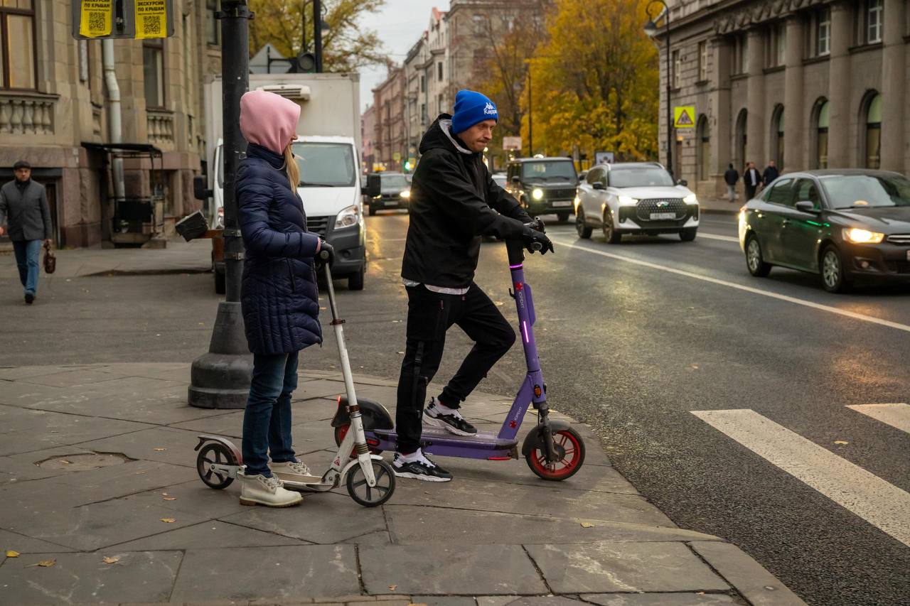 Прокат электросамокатов и других СИМ в Петербурге будет открыт в ноябре Его не закроют пока позволяет дорожная ситуация пояснили городские власти Как сообщили ДП в транспортном блоке Смольного рекомендаций сервисам кикшеринга по закрытию сезона пока нет Ситуация будет зависеть от погодных условий например снегопада и дорожной обстановки Операторы кикшеринга допускают временную приостановку проката на случай непогоды но о конкретной дате завершения сезона говорить пока преждевременно В МТС Юрент например рассчитывают на скорое потепление после снегопада Пока продолжаем работать ориентируемся на погодные условия видим что после снега возможно будет потепление поэтому рассчитываем ещё поработать В случае снега и заморозков будем ставить сервис на паузу для обеспечения безопасности рассказали ДП в компании Михаил Тихонов ДП Подписаться на ДП в Telegram MAX
