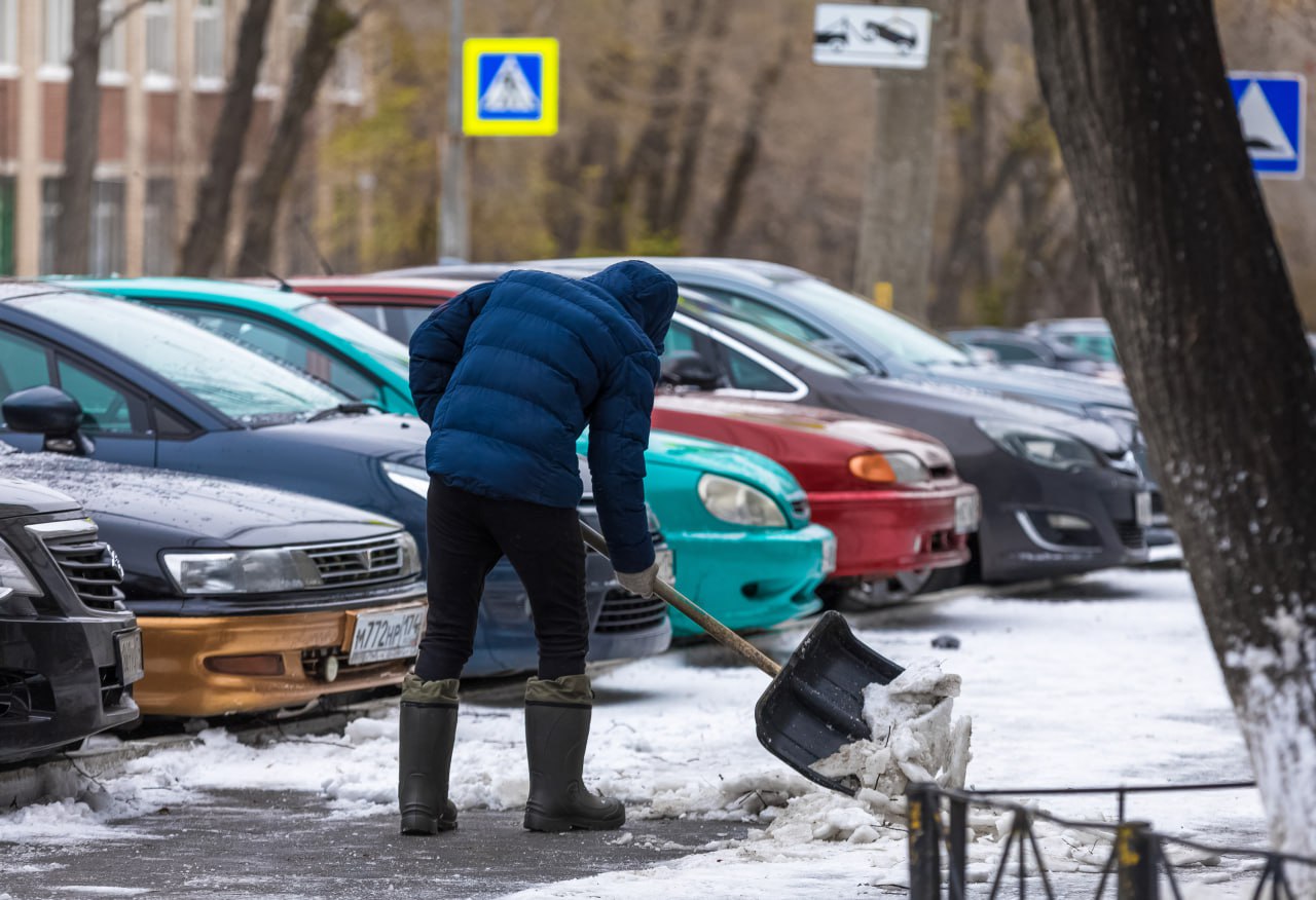 В Челябинской области острый дефицит дворников В 2025 году в Уральском федеральном округе открыли 1 4 тысячи вакансий для дворников Челябинская область заняла второе место по потребности в этих специалистах на регион приходится 30 всех предложений Больше только в Свердловской области 37 Замыкает тройку Тюменская область с 16 Об этом сообщает анализ данных рынка проведенный площадкой по поиску работы В начале 2026 года работодатели Челябинской области разместили уже более 30 вакансий для уборщиков территорий Чаще всего дворников ищут строительные компании организации ЖКХ магазины школы и рестораны При этом дефицит кадров в регионе один из самых острых в округе На одну вакансию приходится всего 1 2 резюме при норме не менее четырёх Схожая ситуация в Курганской области а вот в ХМАО дефицит умеренный там показатель близок к норме Зарплаты дворников в Челябинской области самые скромные в УрФО Медиана предлагаемого дохода составляет 32 5 тысячи рублей Для сравнения в ЯНАО готовы платить 60 4 тысячи в ХМАО 50 тысяч в Свердловской области 39 3 тысячи В Курганской и Тюменской областях предлагают по 35 тысяч Читайте нас в МАХ eugenejut